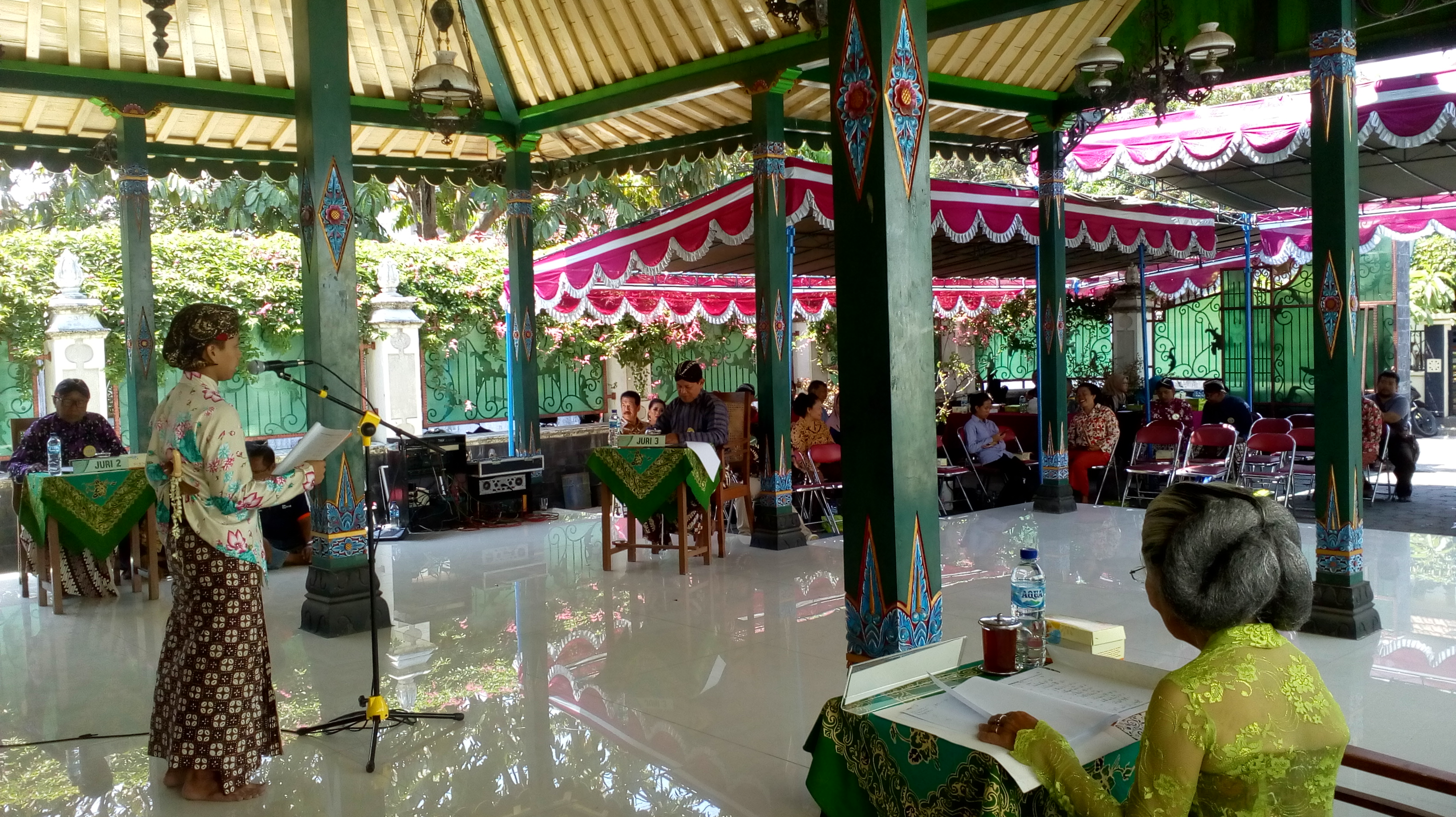 Perlombaan tembang Jawa di Dalem Yudaningratan Yogyakarta, Minggu (27/10).