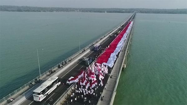 Bendera Merah Putih raksasa dibentangkan oleh seluruh Forkompinda Jatim di Jembatan Suramadu, menjelang pelantikan Presiden dan Wapres. 