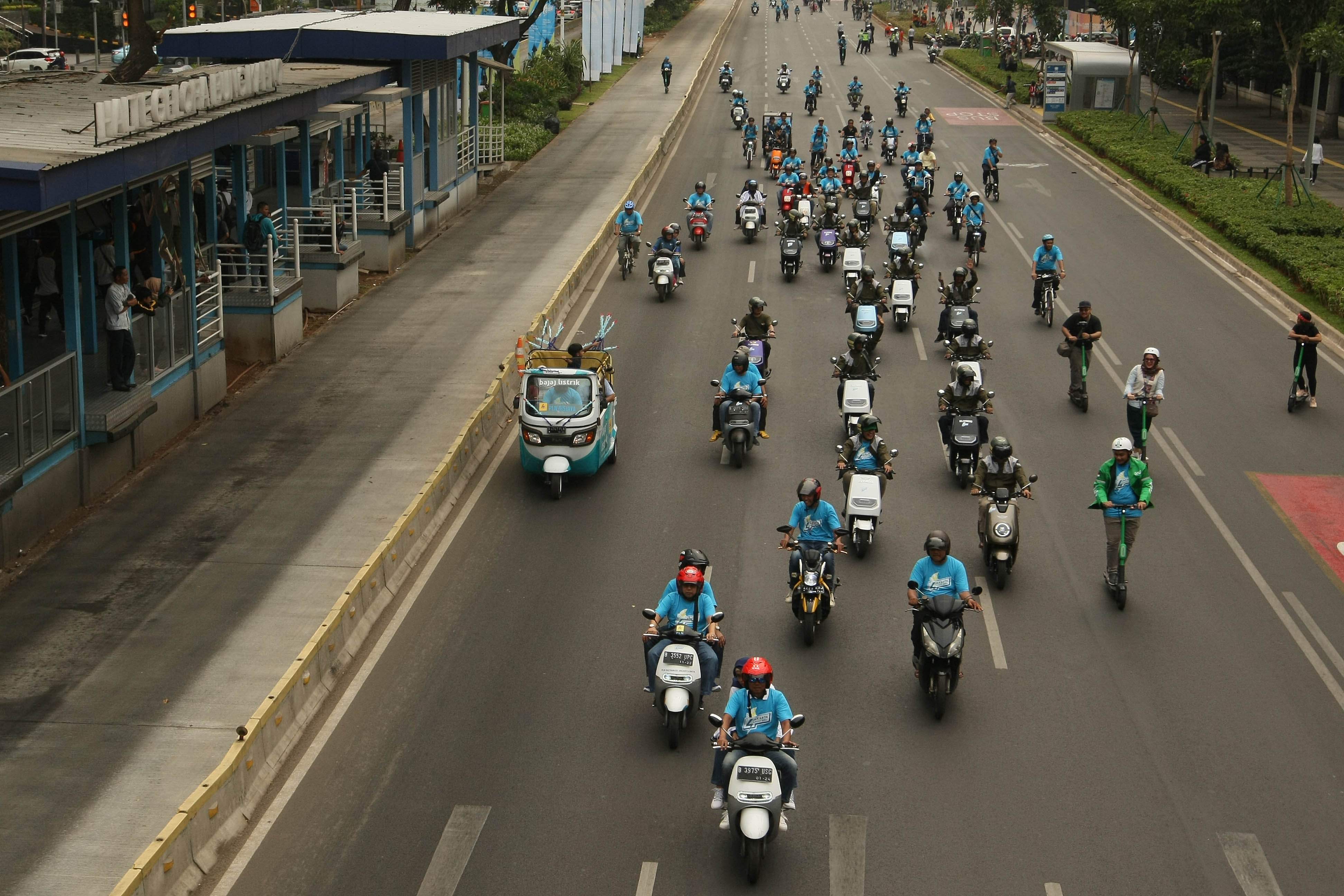 Iring-iringan kendaraan listrik dalam Karnaval Langit Biru