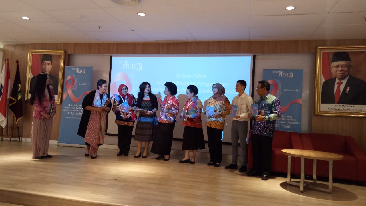 Peluncuran buku Beda Cerita 1 Suara: Kisah Kanker Payudara Her-2 Positif di Perpustakaan Nasional RI Jakarta, Selasa (29/10).