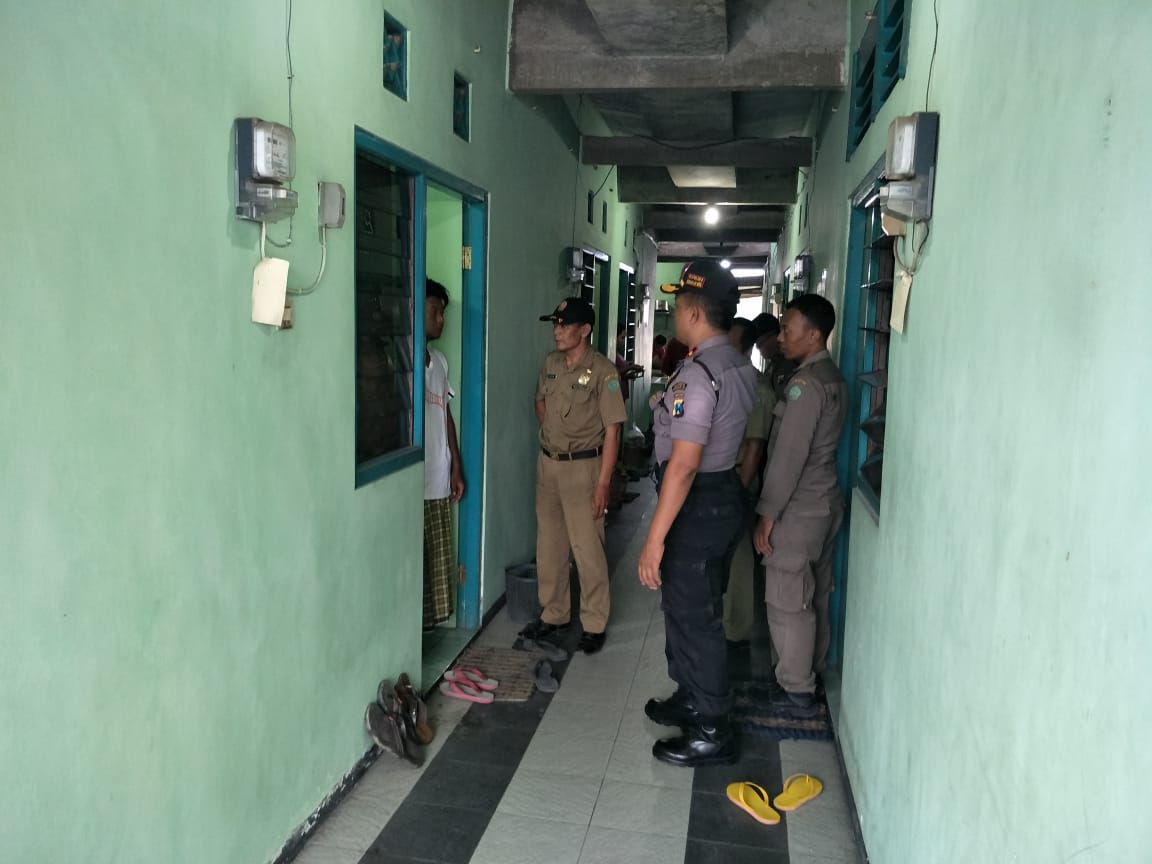 Petugas gabungan merazia tempat-tempat kos di Kota Sidoarjo, Kamis (17/10).