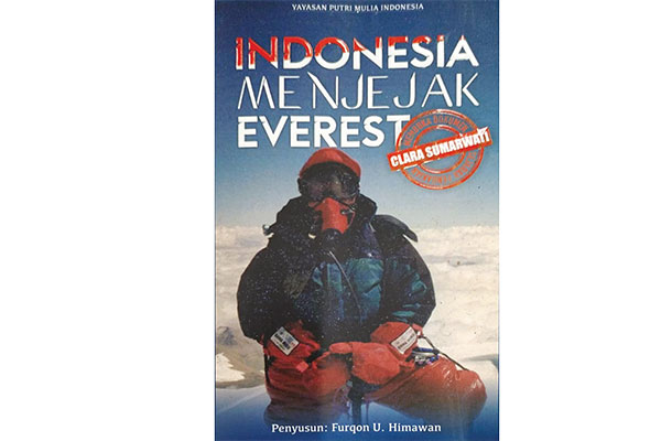 Judul buku Indonesia Menjejak Everest, Membuka Dokumen Sejarah Pendakian Clara Sumarwati