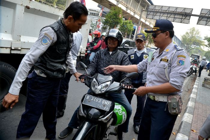 ilustrasi larangan parkir sembarangan
