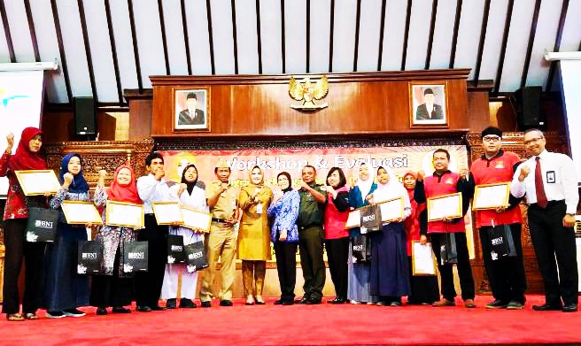 Bupati Sri Mulyani berfoto bersama peserta Program Keluarga Harapan (PKH) yang telah mengundurkan diri dari program pengentasan kemiskinan