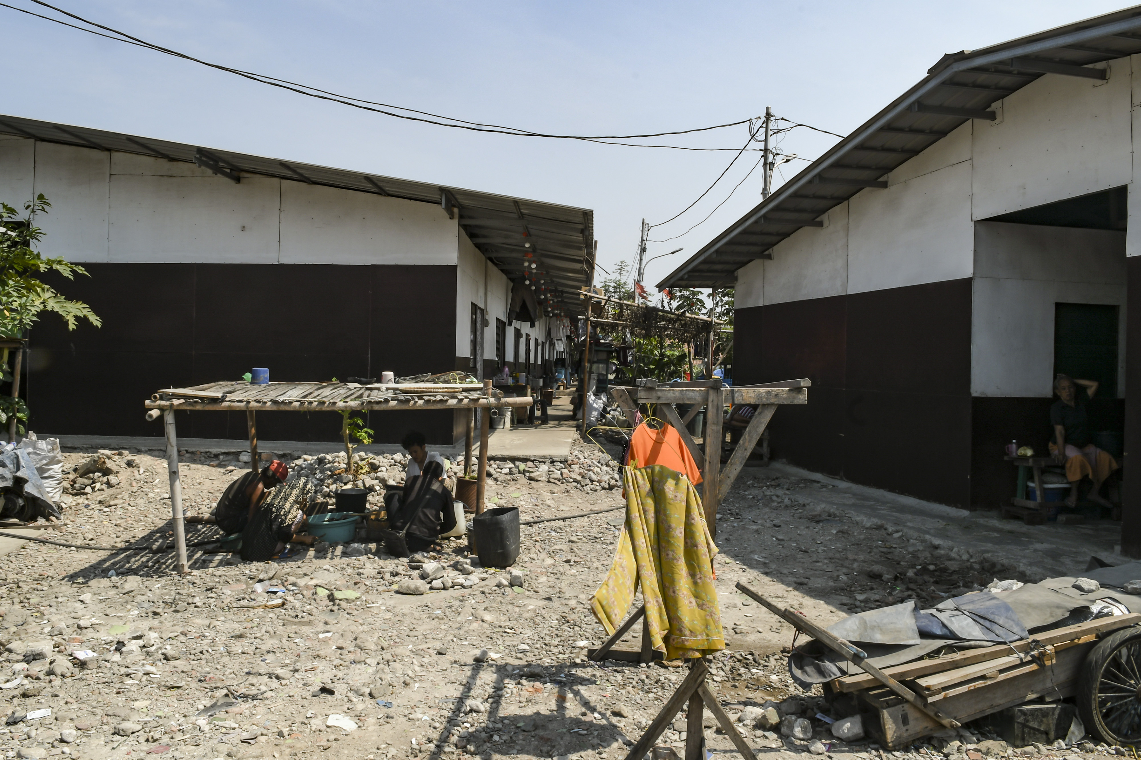 Warga beraktivitas di depan rumahnya di kawasan Kampung Akuarium, Jakarta