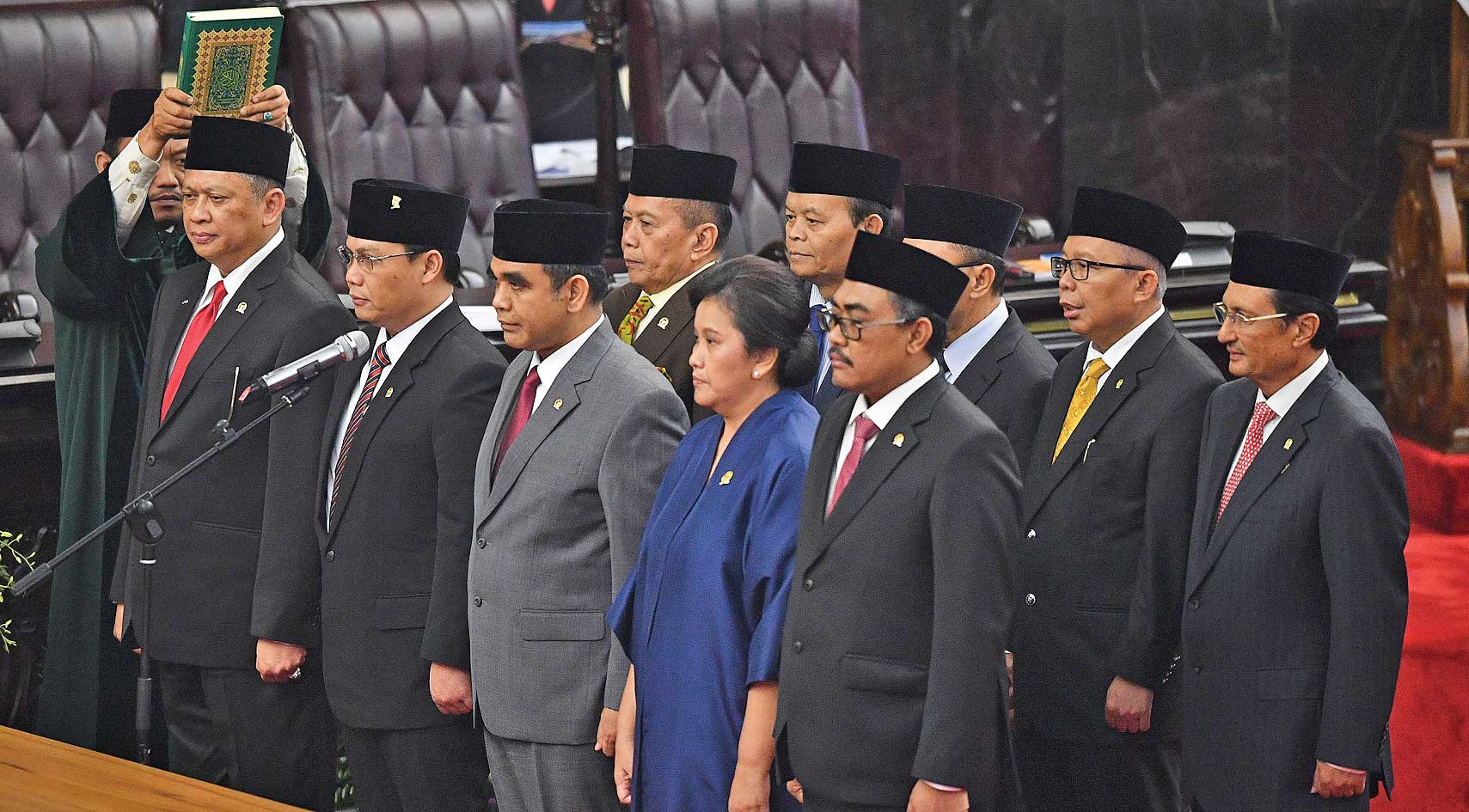  Ketua MPR periode 2019-2024, Bambang Soesatyo (Golkar), dan sembilan pimpinan MPR lainnya, mengucapkan sumpah jabatan saat pelantikan.