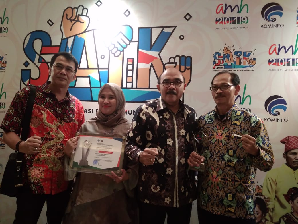 Kementerian PUPR saat menerima penghargaan Anugerah Media Humas (AMH) 2019, Jumat (25/10).
