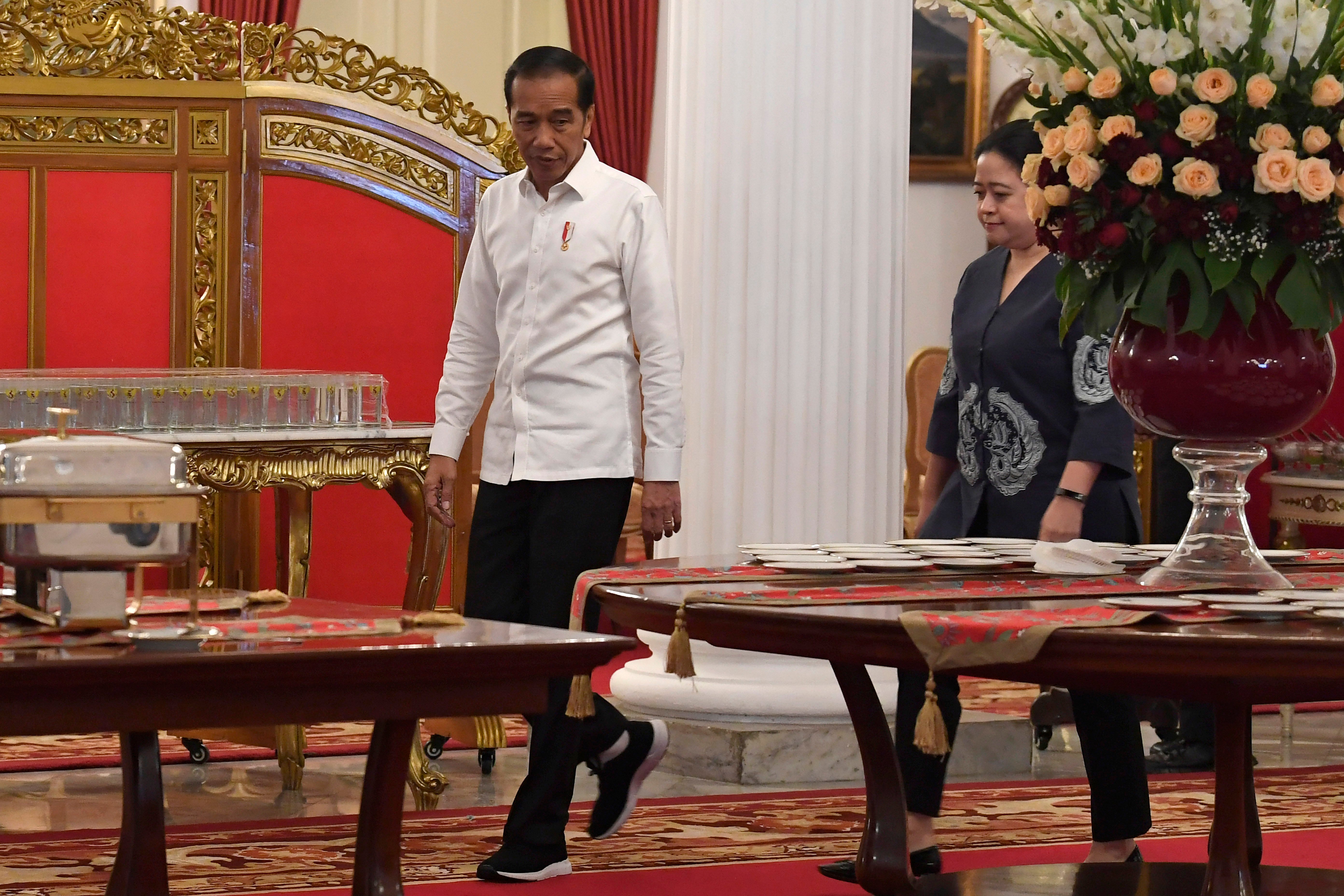 Presiden Joko Widodo (kiri) berbincang dengan Ketua DPR Puan Maharani.