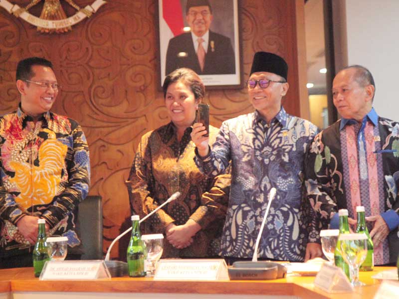 Ketua MPR-RI Bambang Soesatyo (kiri) bersama dengan Wakil Ketua MPR lainnya Lestari Moerdijat, Zulkifli Hasan dan Syarief Hasan (kanan). 