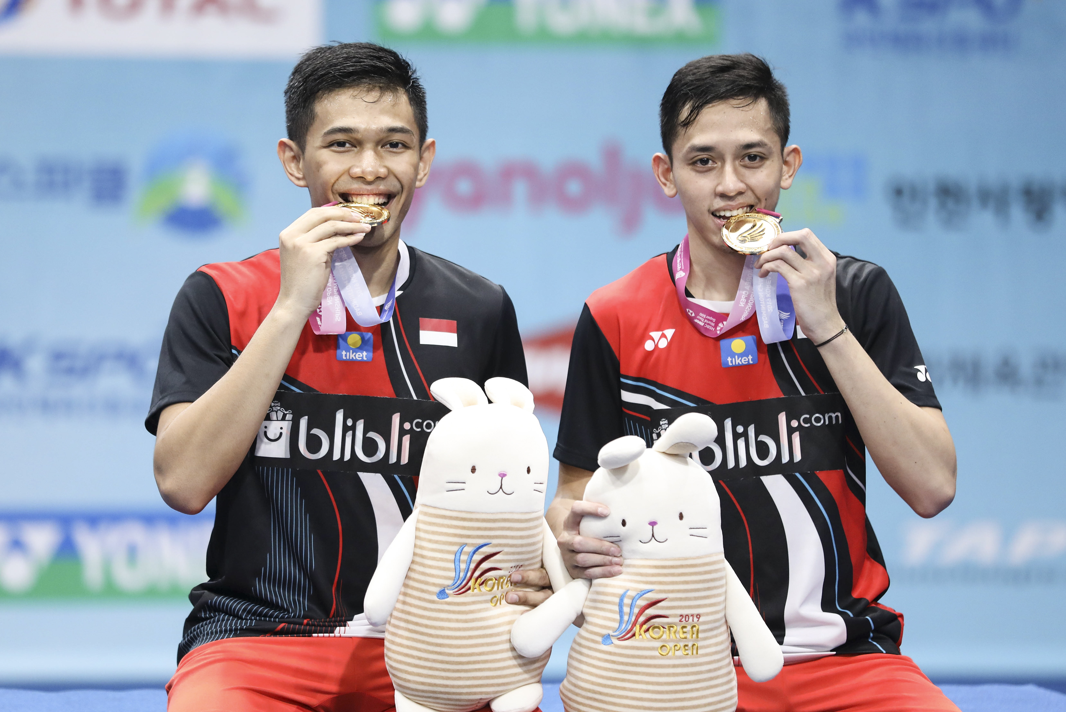 Ganda putra Indonesia Fajar Alfian (kiri) dan Muhammad Rian Ardianto usai menjadi juara di Korea Terbuka