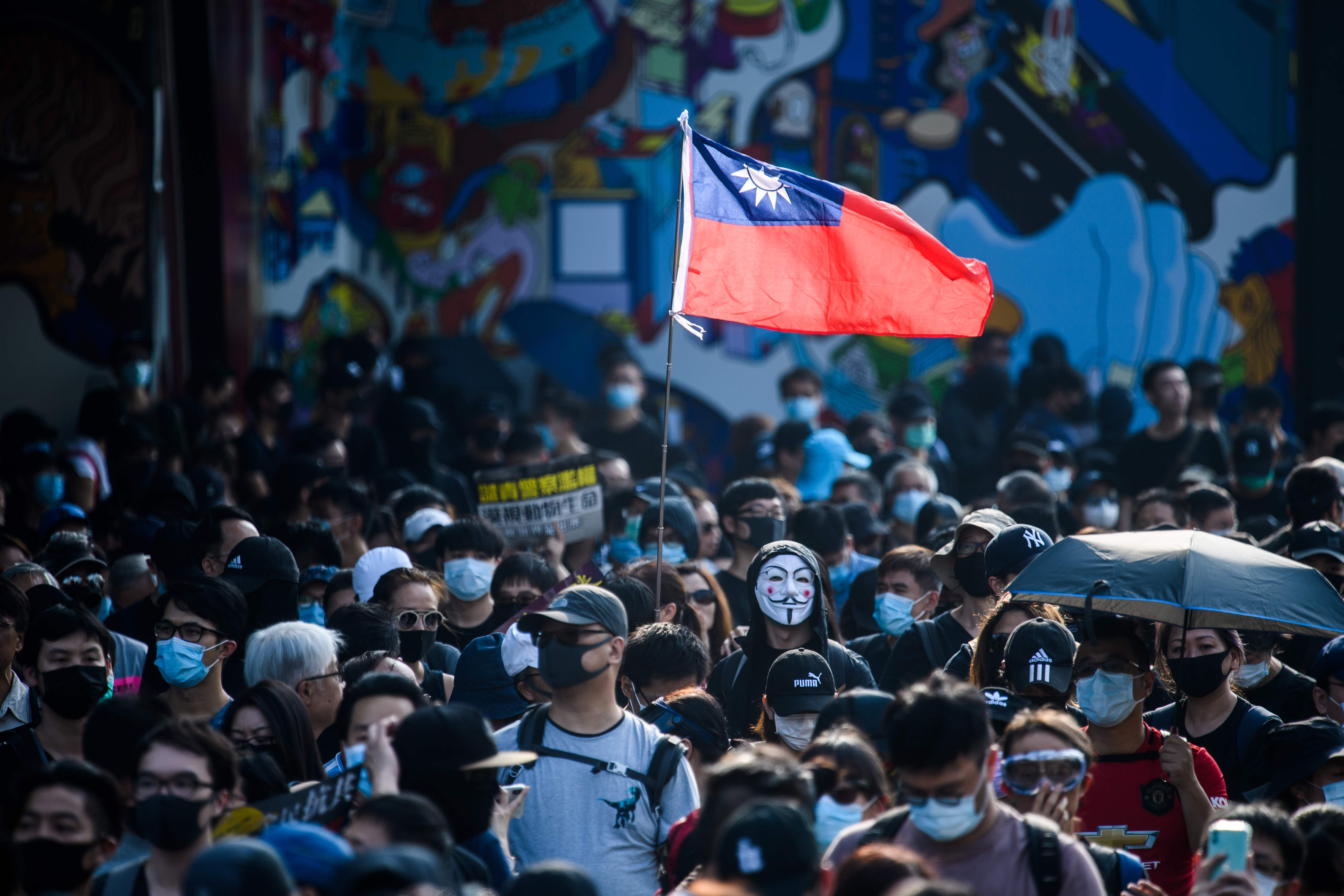 Demonstran melakukan aksi di kawasan Tsim Sha Tsui yang biasanya ramai dikunjungi wisatawan