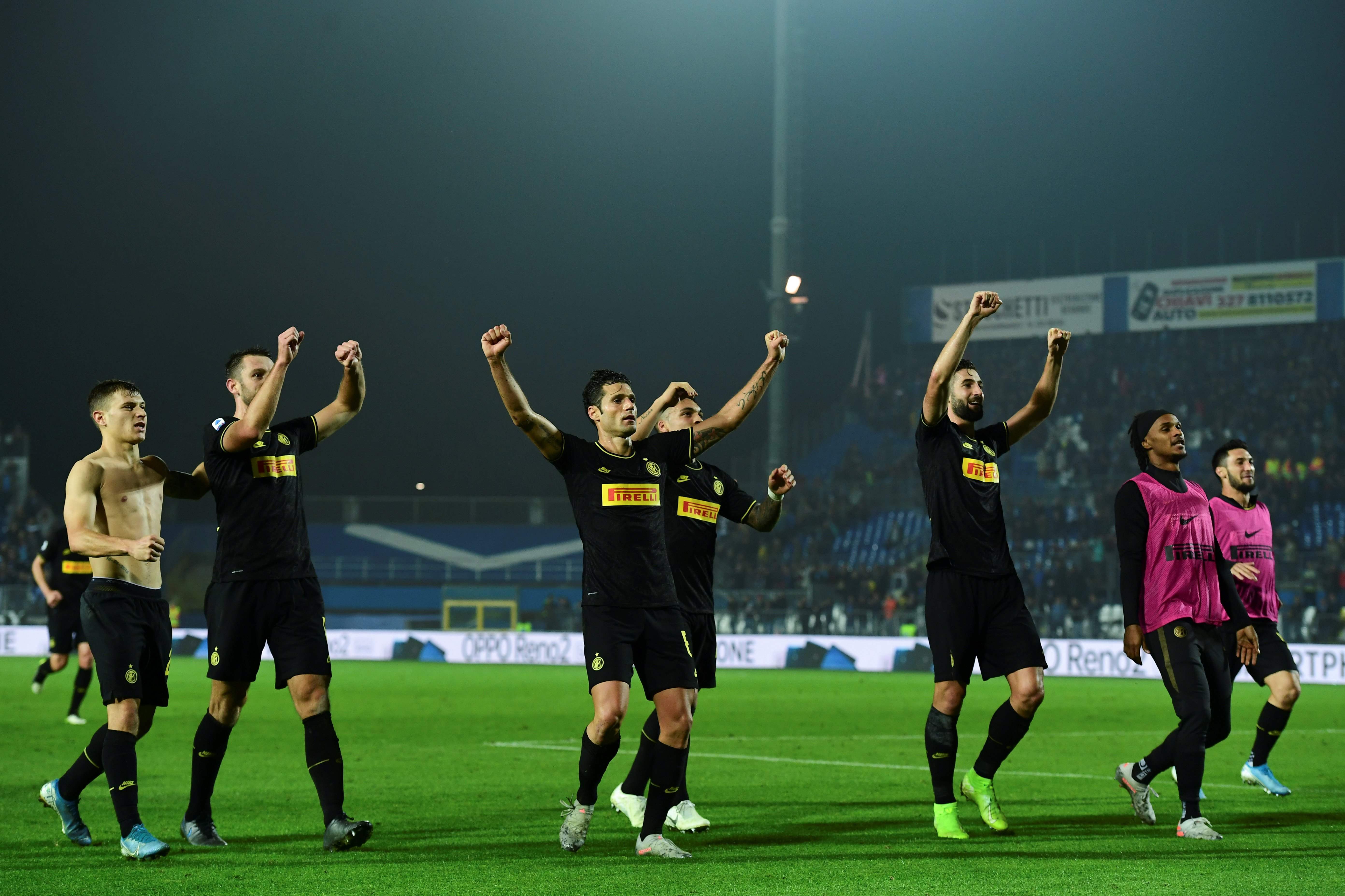 Para pemain Inter Milan melakukan selebrasi usai meraih kemenangan 2-1 di markas Brescia.