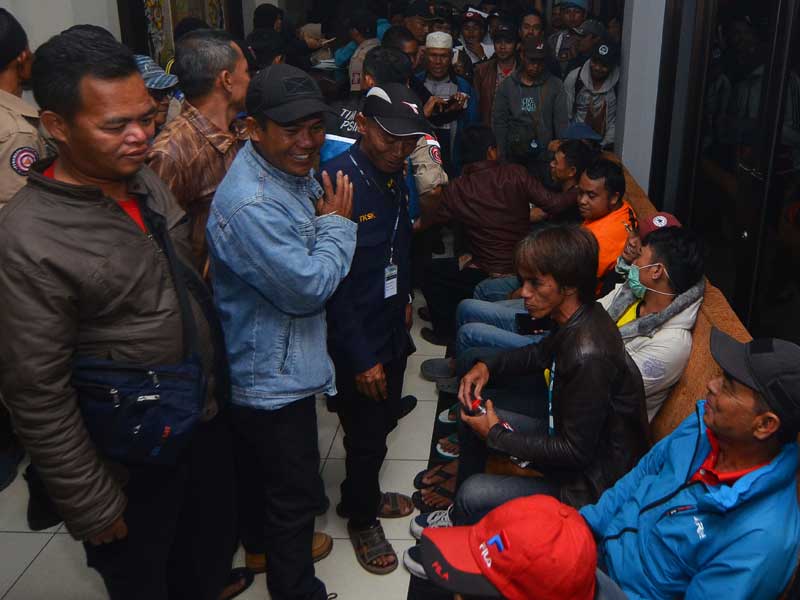 Pengungsi korban kerusuhan Wamena tiba di Kantor Bupati Kabupaten Garut, Jawa Barat, Rabu (9/10/2019) malam.