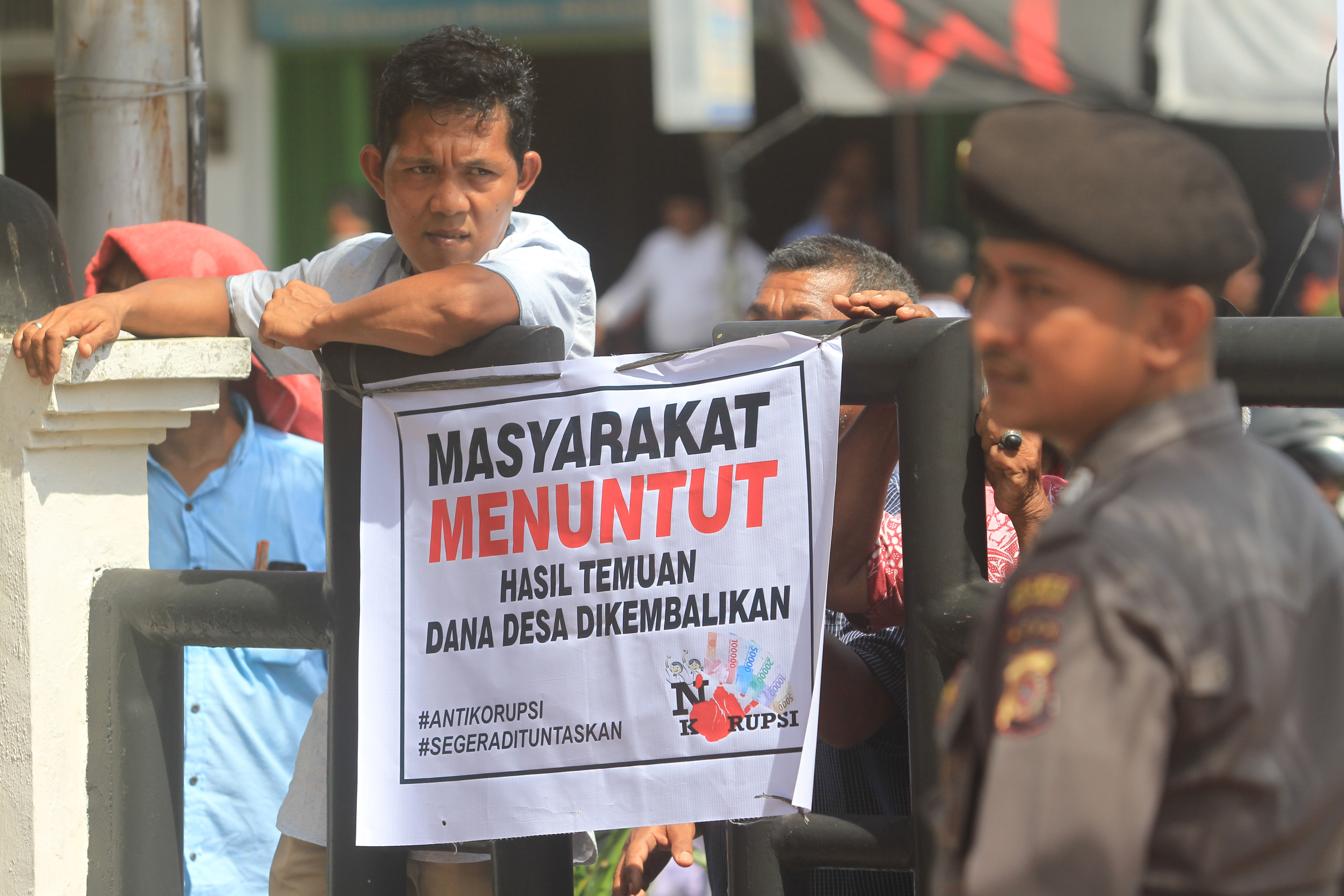  Sebanyak delapan orang diperiksa dalam kasus  dugaan korupsi dana desa di Desa Sokobanah Dajah, Kecamatan Sokobanah, Sampang.