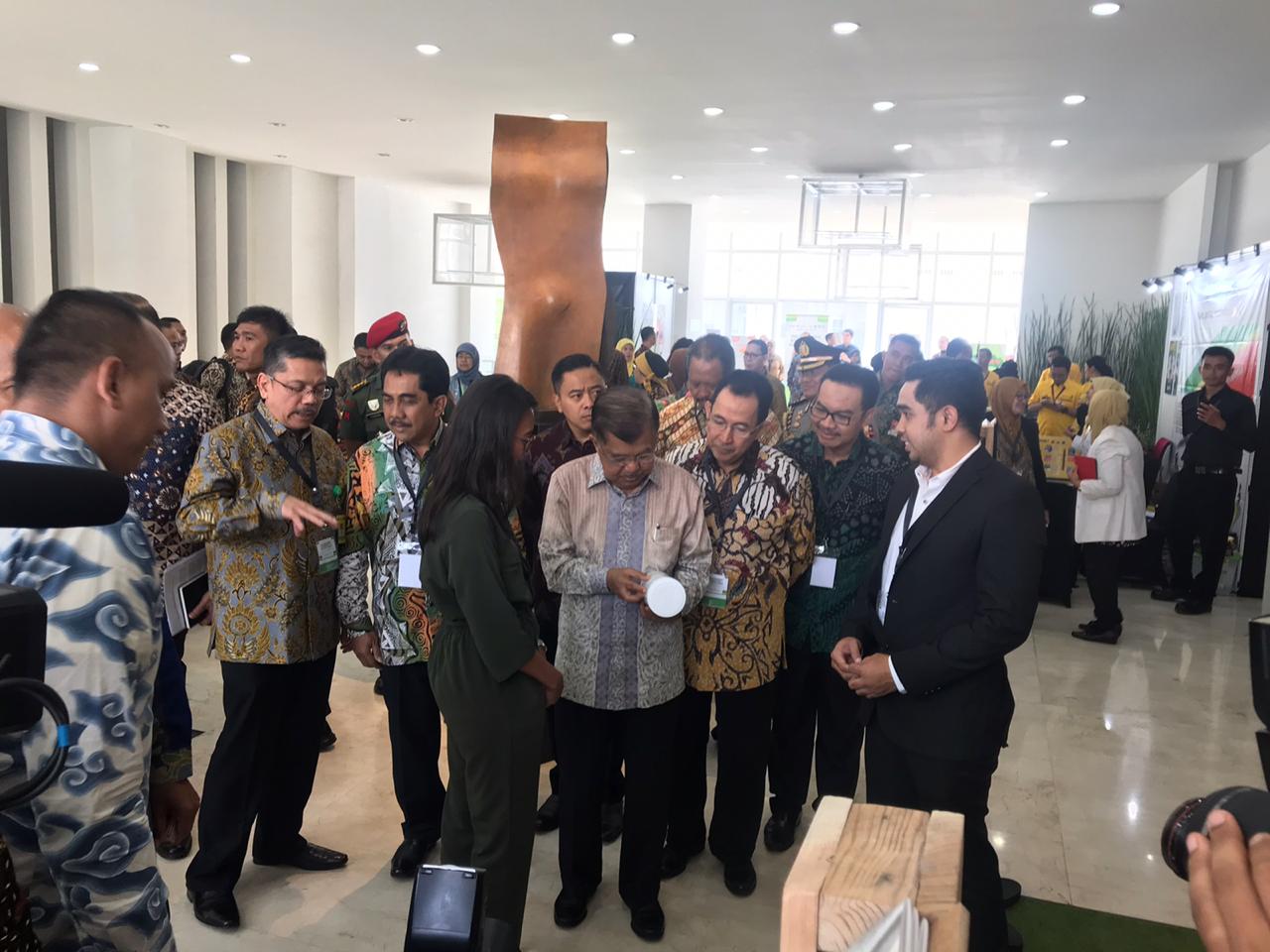 Wakil Presiden Jusuf Kalla (tengah)  meresmikan Komunitas dan Kampus Sehat di Kampus UI Salemba, Jakarta.
