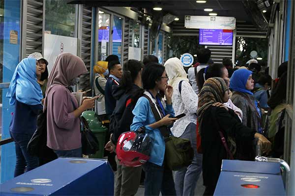Ilustrasi -- Penumpang menunggu bus TransJakarta di Halte TransJakarta Pasar Baru Timur, Jakarta, Selasa (10/9). 