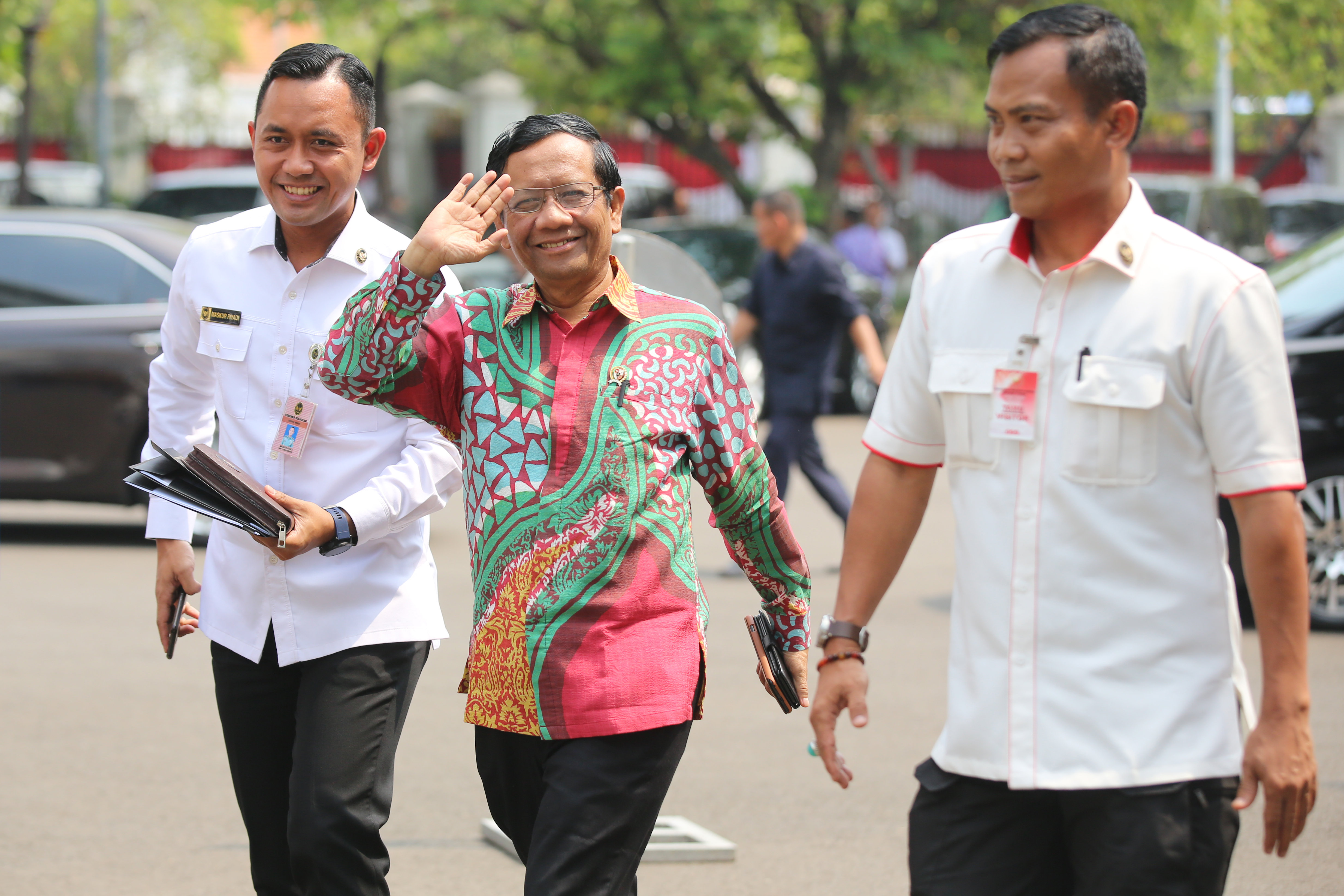 Menteri Koordinator Bidang Politik, Hukum, dan Keamanan Mahfud MD (tengah)