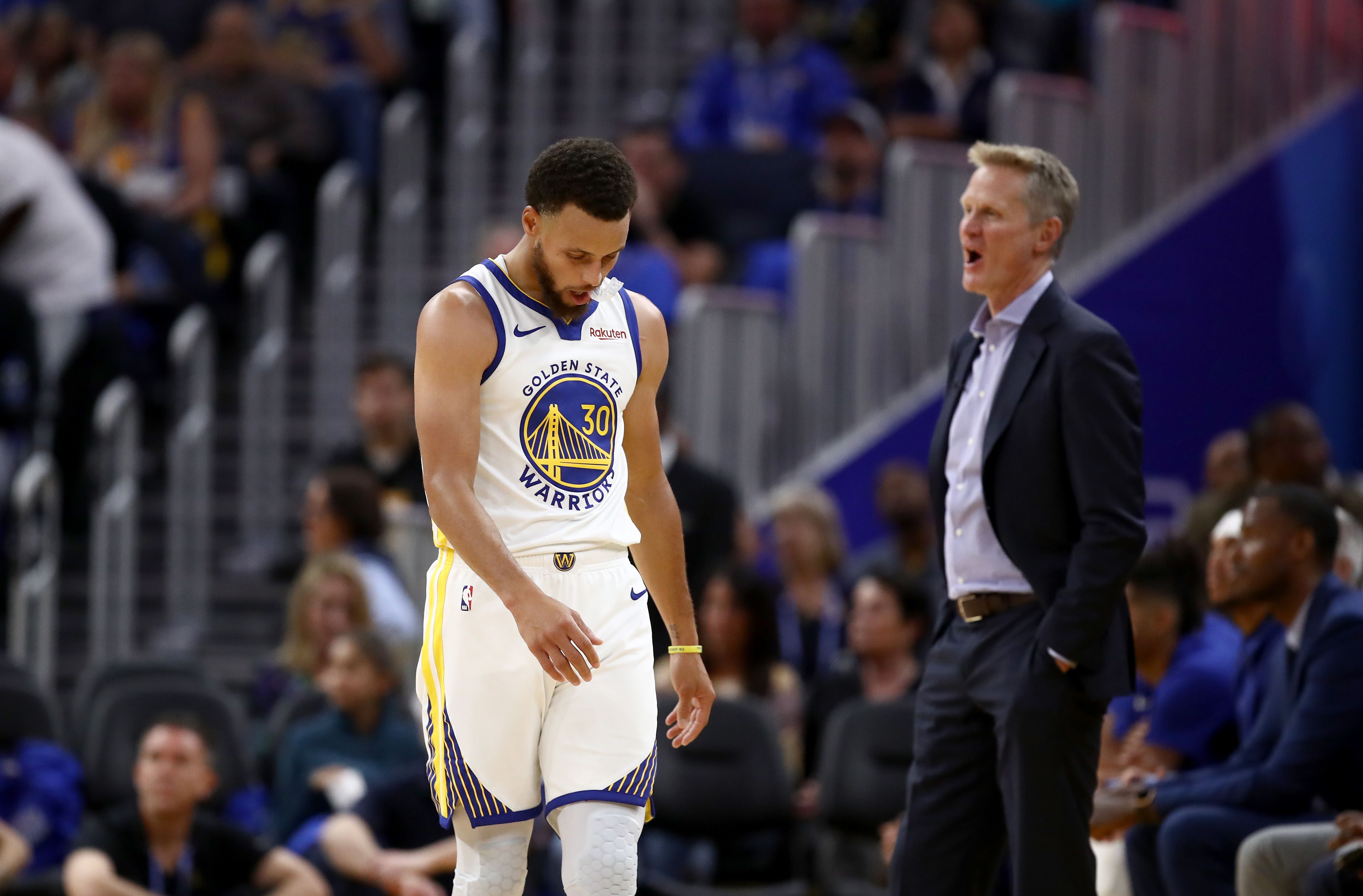 Stephen Curry bereaksi setelah Warriors menderita kekalahan.