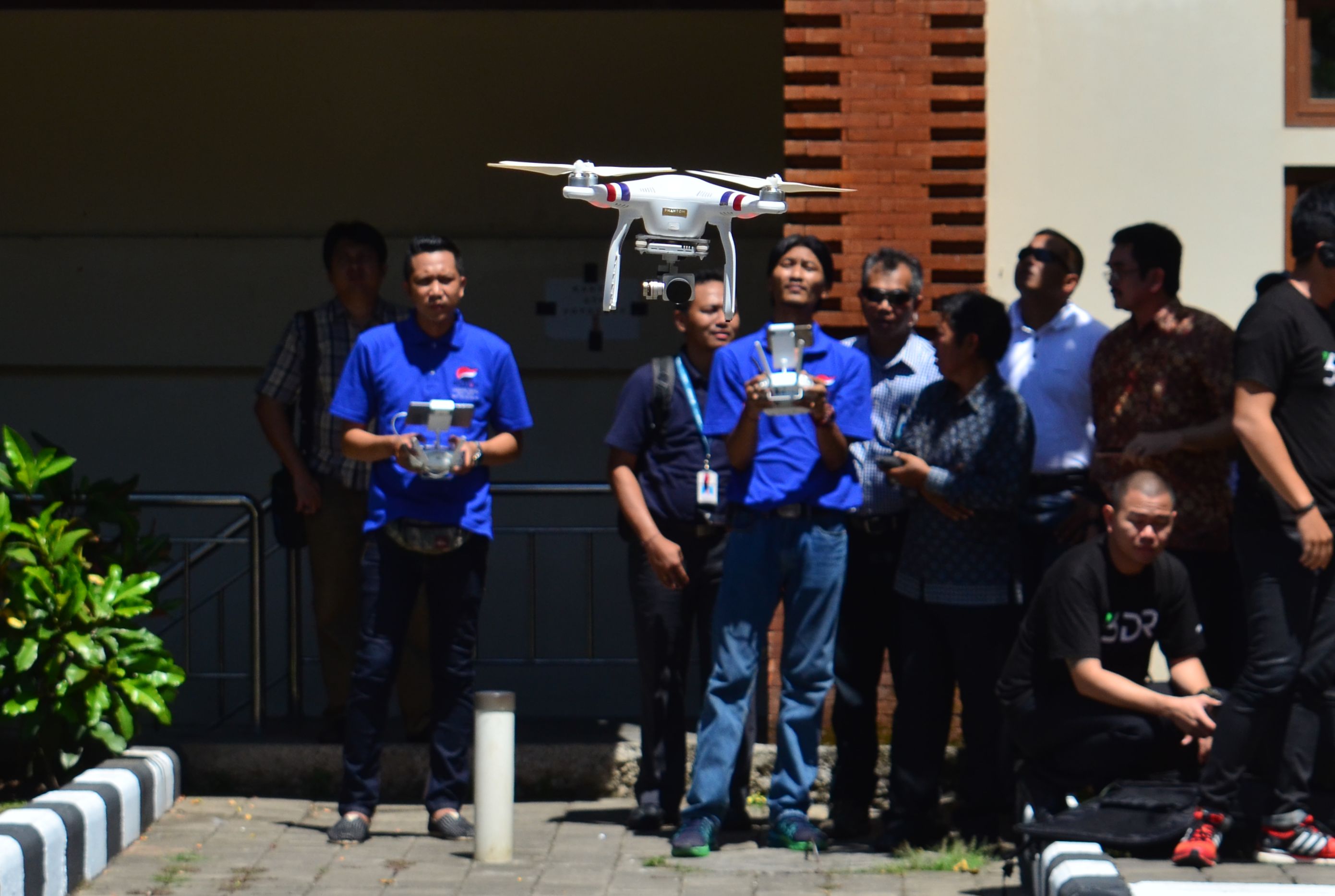 Sejumlah orang mengoperasikan quadcopter miliknya saat sosialisasi keamanan terbang 