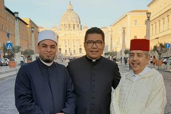Imam Masjid di Tivo, Italia Muhammad Hasan Ali Abdghaff (kiri), Markus Solo Kewuta dan Sekjen Masjid Raya Roma Ridouan