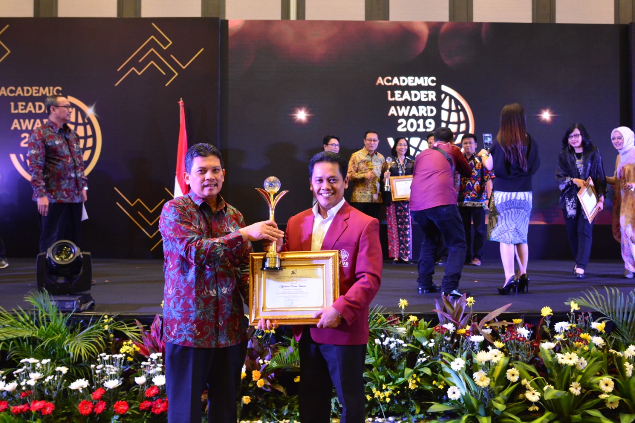 Dirjen SDID Kemenristekdikti, Ali Ghufron Mukti, memberikan penghargaan salah seorang peraih Academic Leader Award 2019.