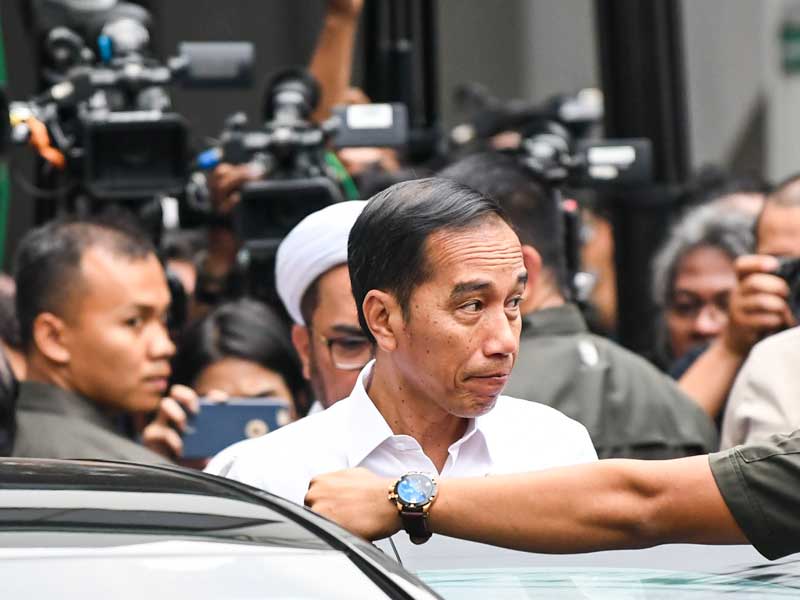Presiden Joko Widodo menuju kendaraan usai menjenguk Menkopolhukam Wiranto di RSPAD Gatot Soebroto, Jakarta, Kamis (10/10/2019). 