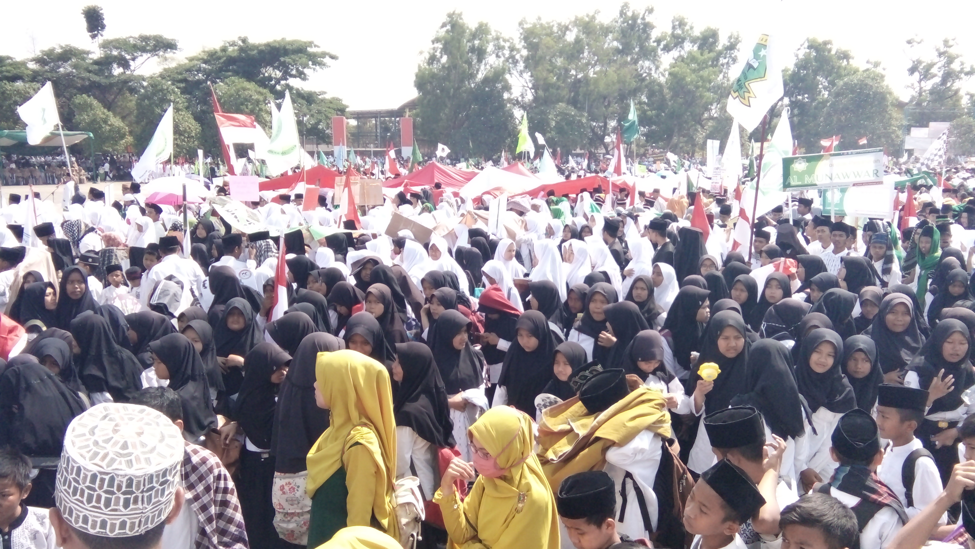 Ribuan santri berkumpul di Lapangan Dadaha Kota Tasikmalaya untuk memperingati Hari Santri Nasional, Selasa (22/10).