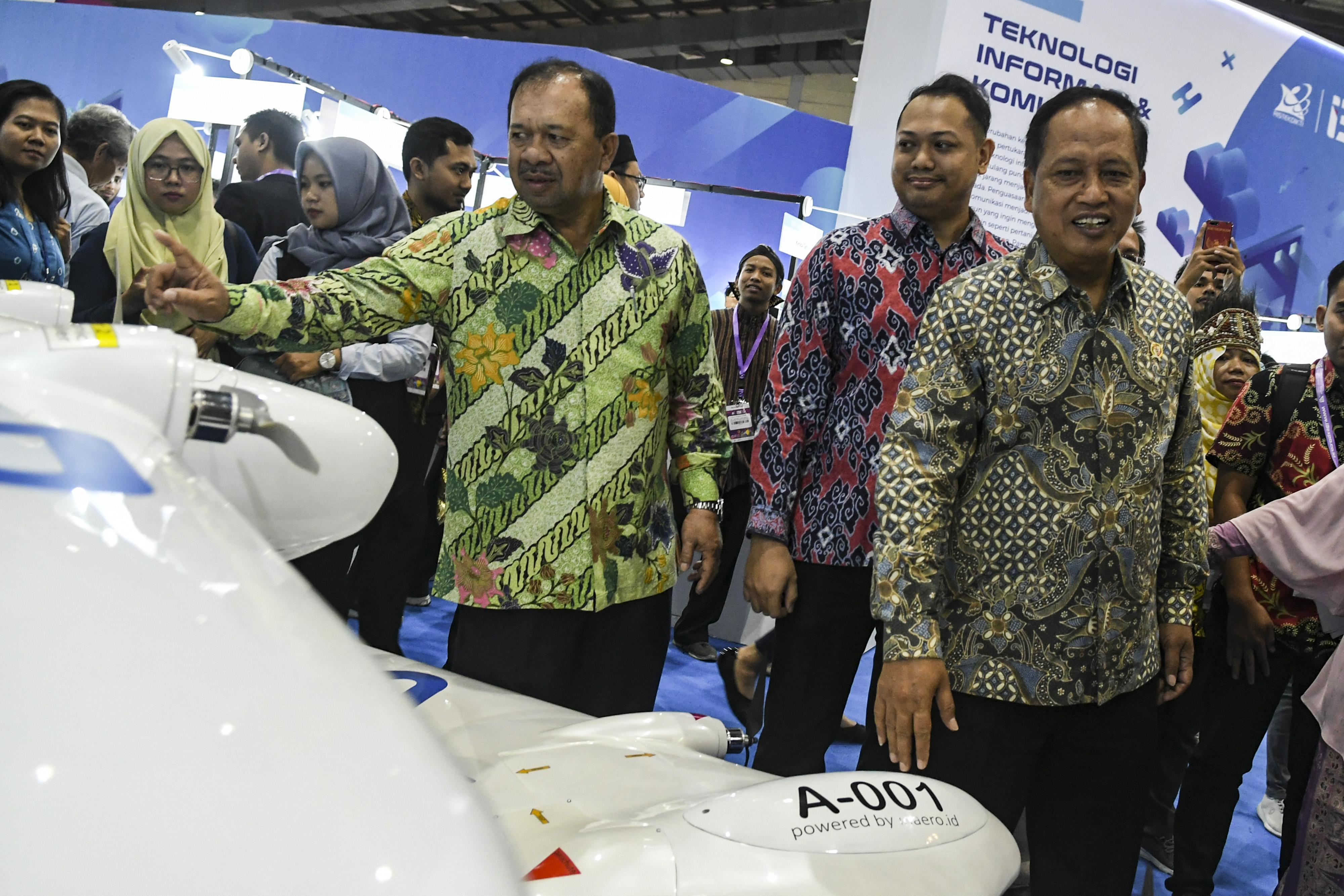 PAMERAN I3E 2019: Menristekdikti Mohamad Nasir (kanan) meninjau alat teknologi pesawat tanpa awak (drone)  