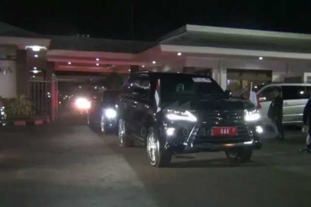 Iring-iringan kendaraan pengangkut tamu negara asal Uni Emirat Arab di Bandara Halim Perdanakusuma, Jakarta Timur, Sabtu (19/10/2019).