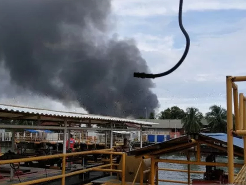 Kepulan asap di Pelabuhan Penajam dari loket tiket yang dibakar massa pada Rabu (16/10).