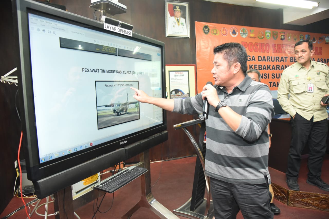 Gubernur Sumsel Herman Deru saat memantau kondisi kebakaran lahan dan hutan di Kantor BPBD Sumsel, Rabu (15/10) malam.