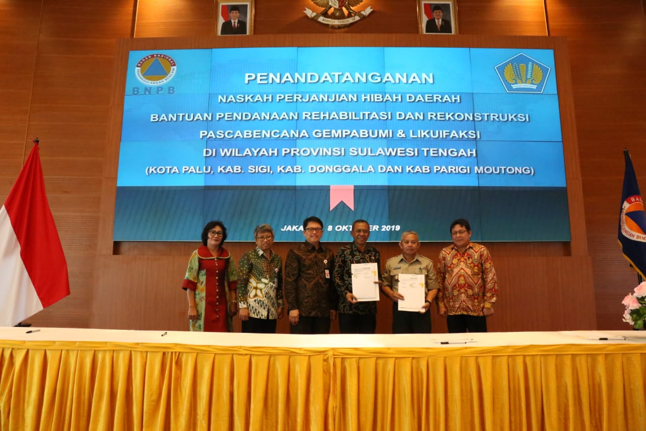 BNPB memberikan bantuan rehabilitasi dan rekonstruksi untuk daerah terdampak gempa Sulawesi Tenga, Selasa (8/10).