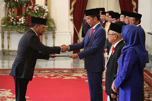 Presiden Joko Widodo menyerahkan petikan keputusan kepada calon Menteri Pertanian Syahrul Yasin Limpo di Istana Merdeka Rabu (23/10/2019)