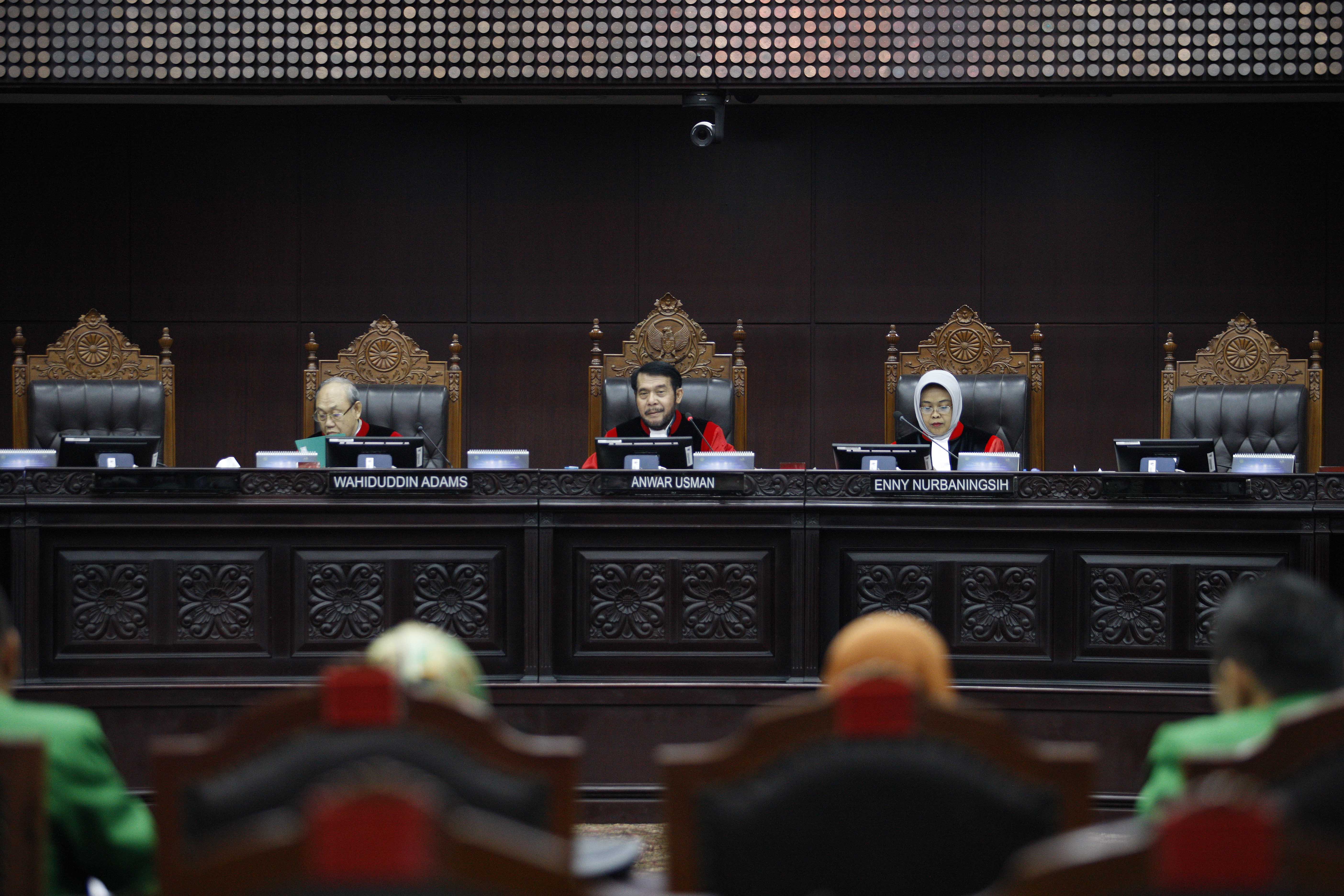 Ketua Majelis Hakim Mahkamah Konstitusi Anwar Usman memimpin sidang uji materi UU Nomor 30 Tahun 2002 Tentang Komisi Pemberantasan Korupsi.