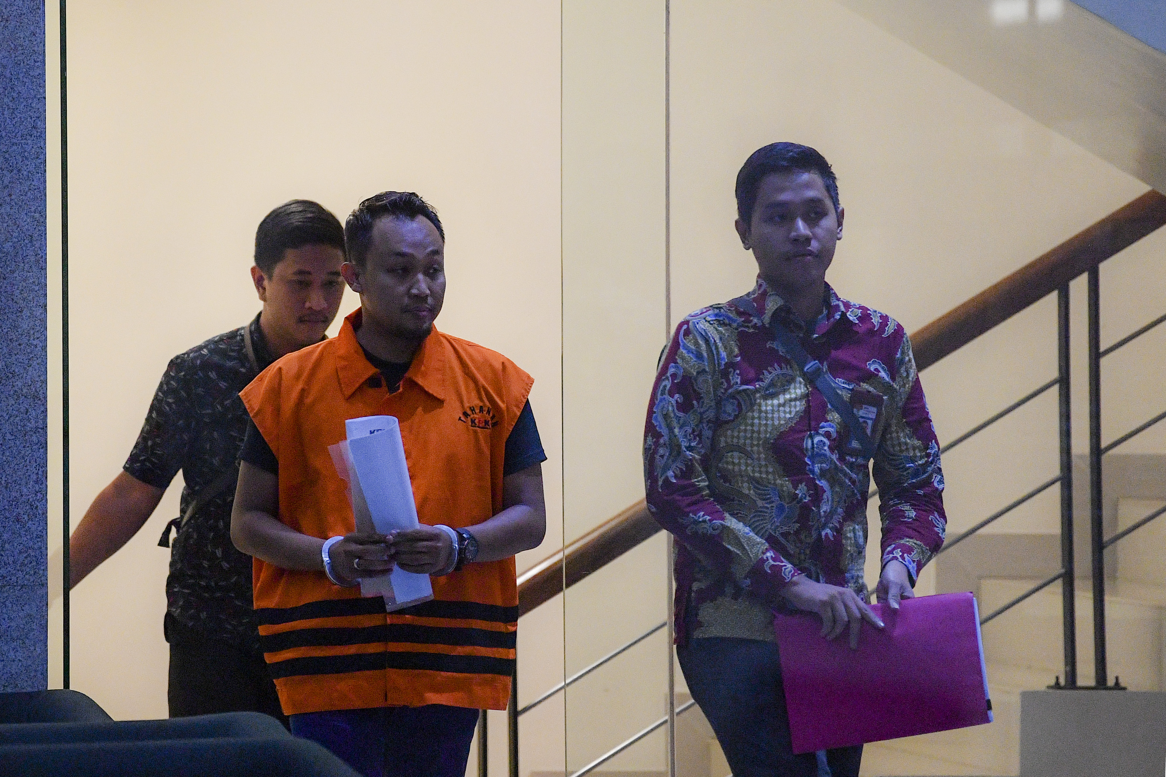 Direktur PT Navy Arsa Sejahtera Mujib Mustofa (tengah) berjalan meninggalkan gedung KPK beberapa waktu lalu.