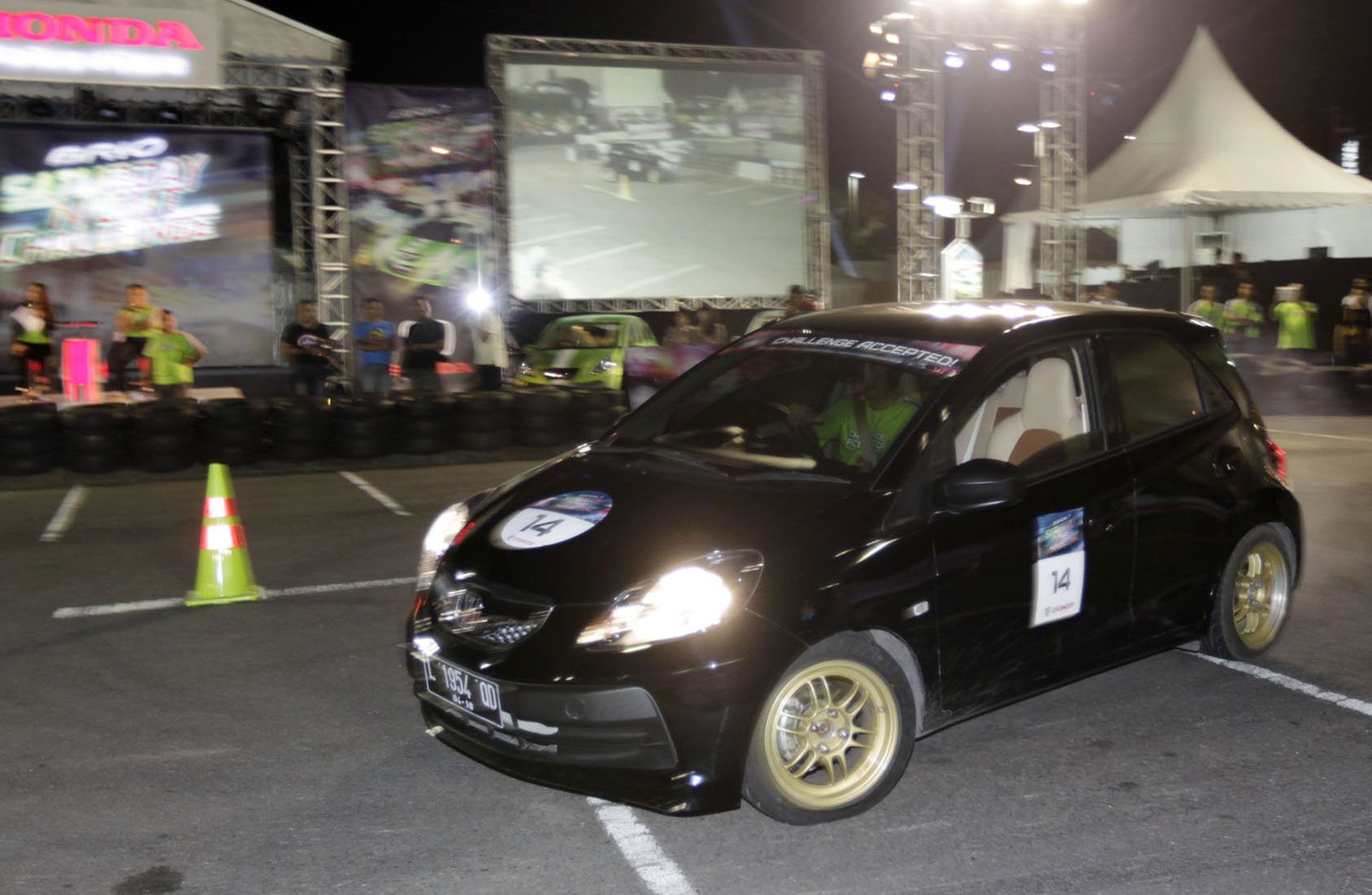 Seorang peserta unjuk kebolehan mengendarai Honda Brio dalam acara 