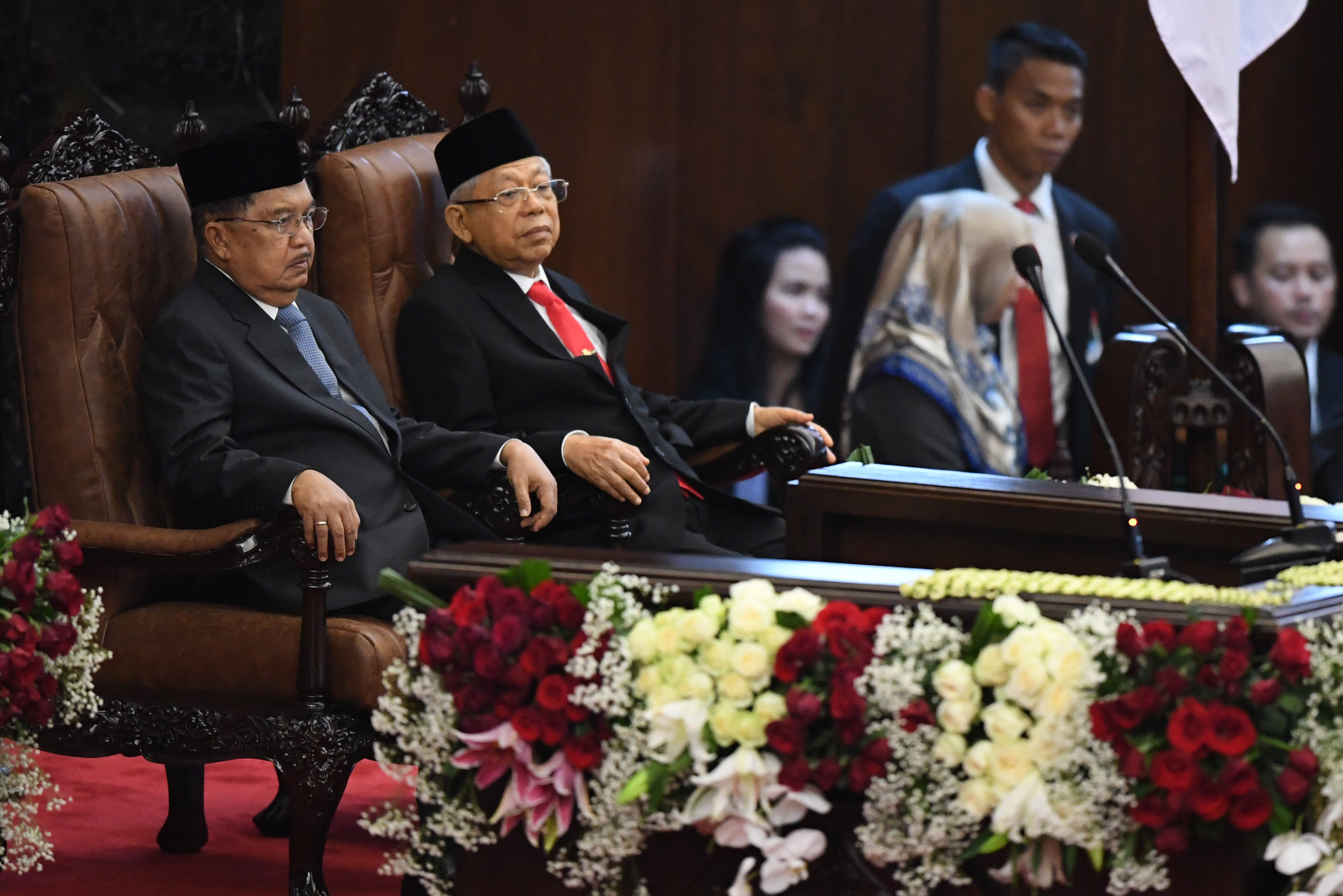 Wakil Presiden kedelapan dan keduabelas RI Jusuf Kalla (kiri) mengikuti upacara pelantikan presiden dan Wakil Presiden.