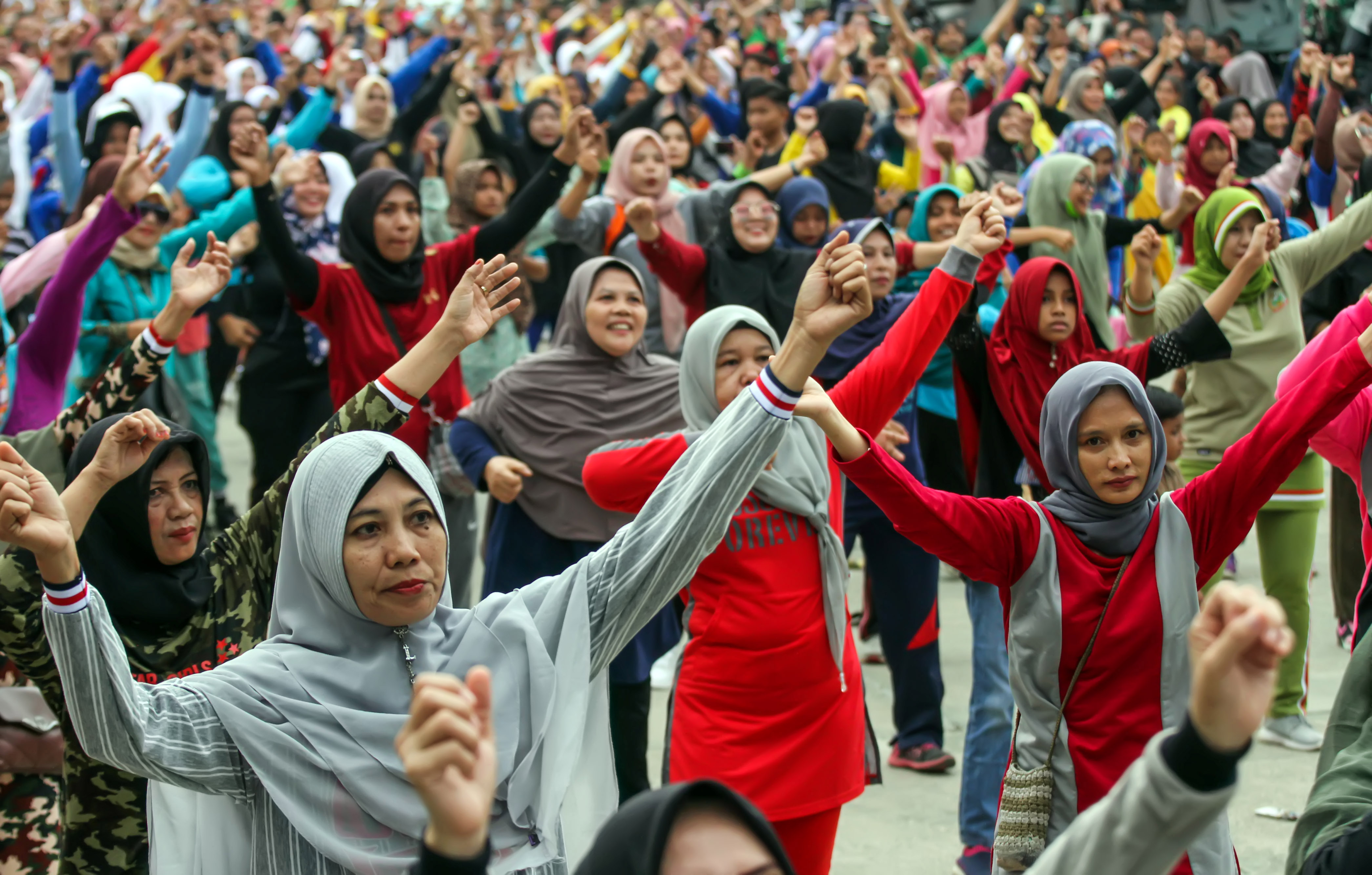 Sejumlah warga mengikuti senam massal di lapangan Jenderal Sudirman, Lhokseumawe, Aceh.
