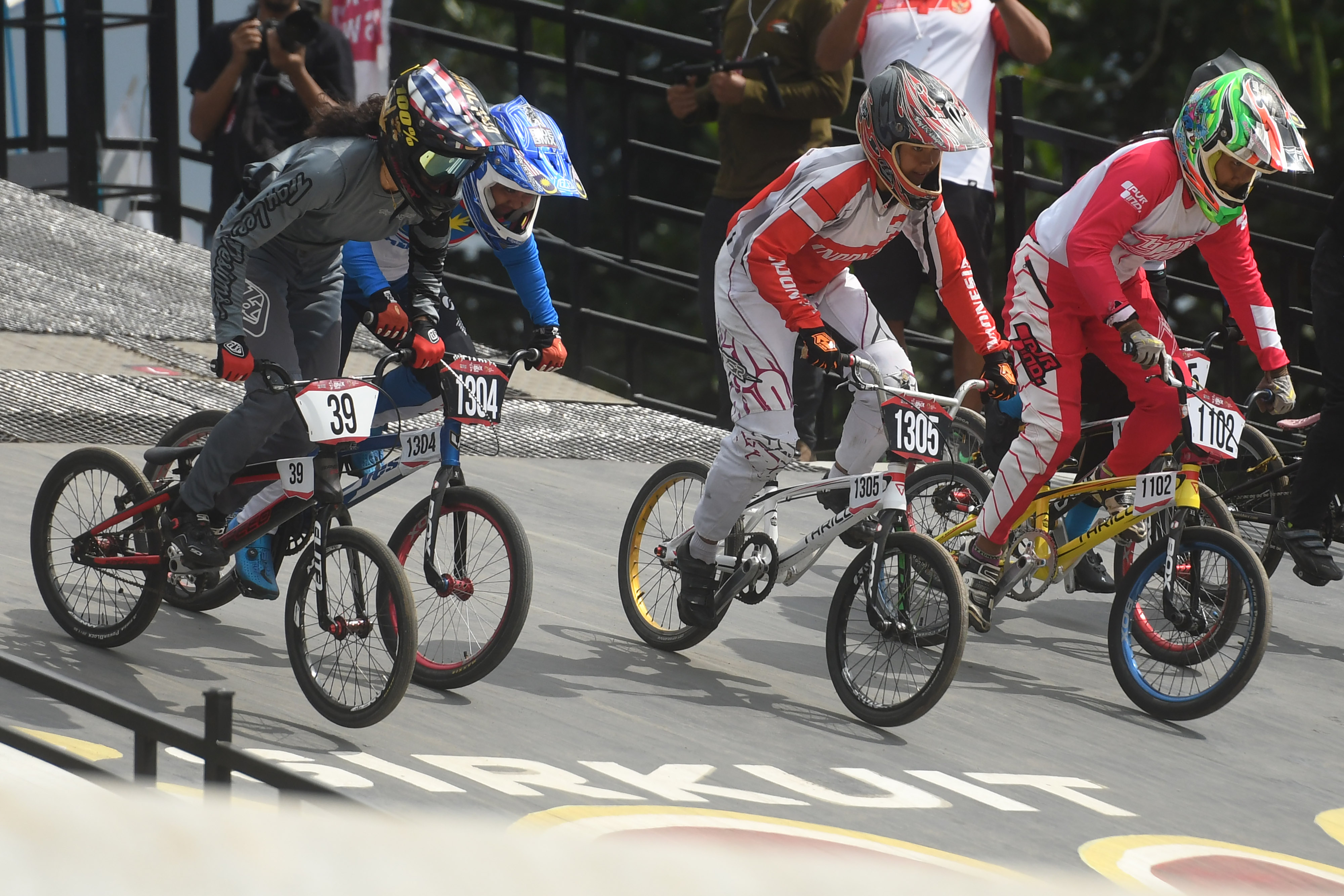 Sejumlah atlet sepeda BMX putri memacu sepedanya di ajang BMX Banyuwangi. 