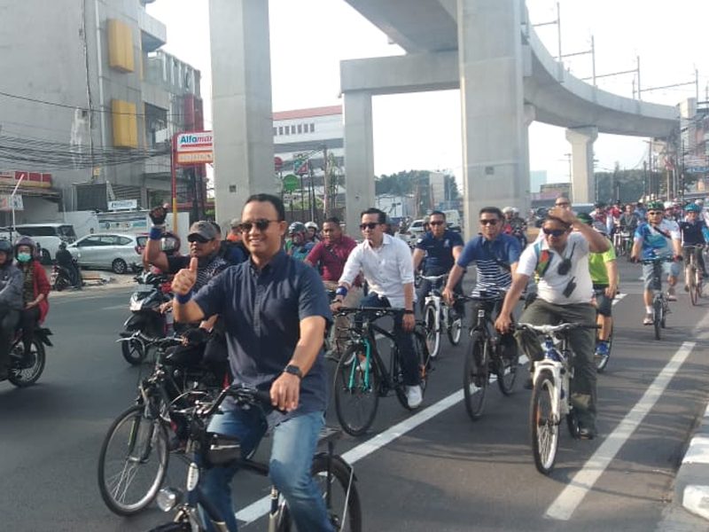 Gubernur DKI Jakarta nies Baswedan bersama rombongan bersepeda di jalur sepeda fase dua, di sekitar Jalan Fatmawati, Sabtu (12/10) pagi.