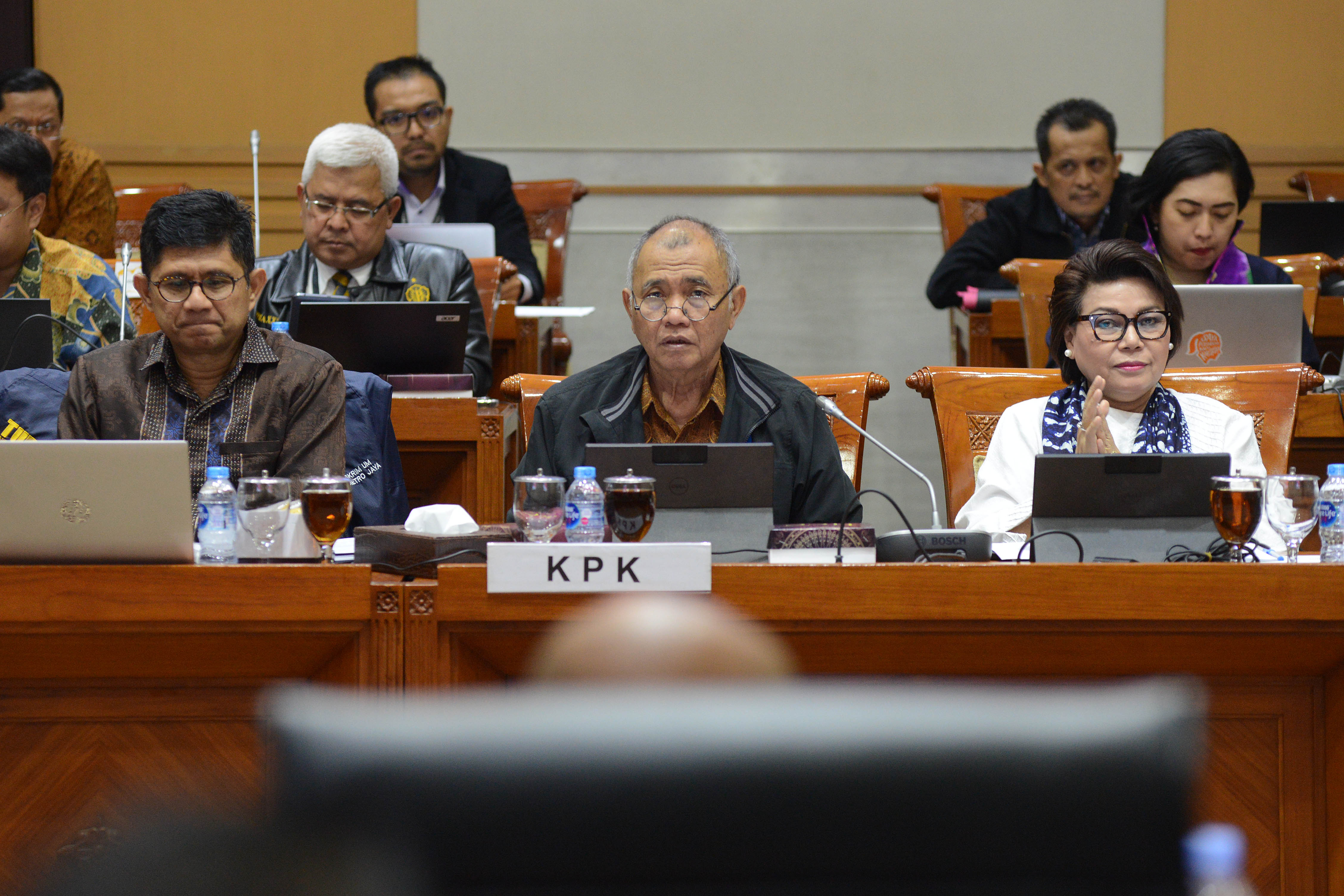 Ketua KPK Agus Rahardjo (tengah)