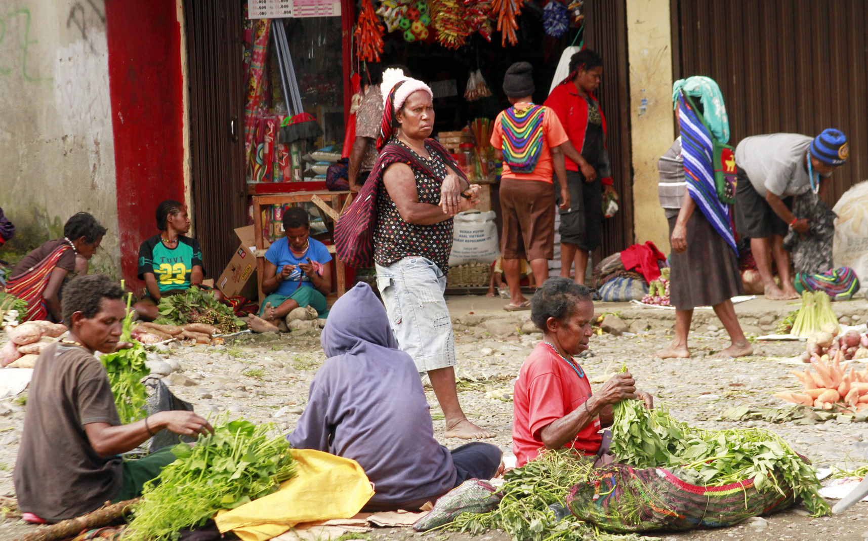 Sejumlah pedagang berjualan di Pasar Sinakma, Wamena, Papua, Rabu (2/10).  Kodam XVII/Cenderawasih menyatakan situasi Wamena sudah kondusif 