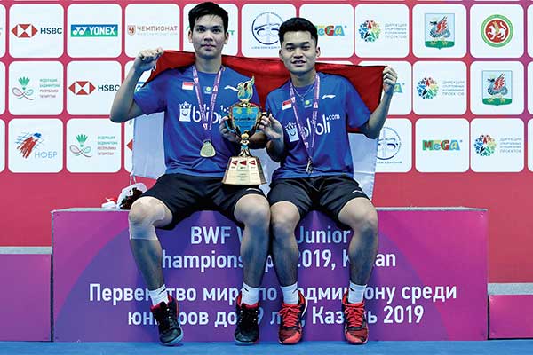 Leo Rolly Carnando (kanan) dan Daniel Marthin menjadi juara ganda putra pada Kejuaraan Dunia Junior 2019 di Kazan, Rusia, kemarin.