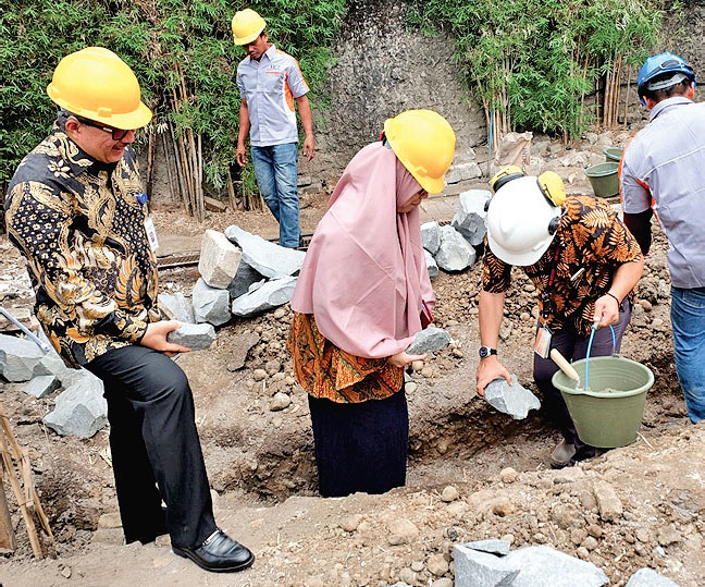Presiden Direktur Metro TV Suryopratomo (kiri) menyaksikan peletakan batu pertama pembuatan Tempat Pengolahan Sampah (TPS) di Area Media Gro