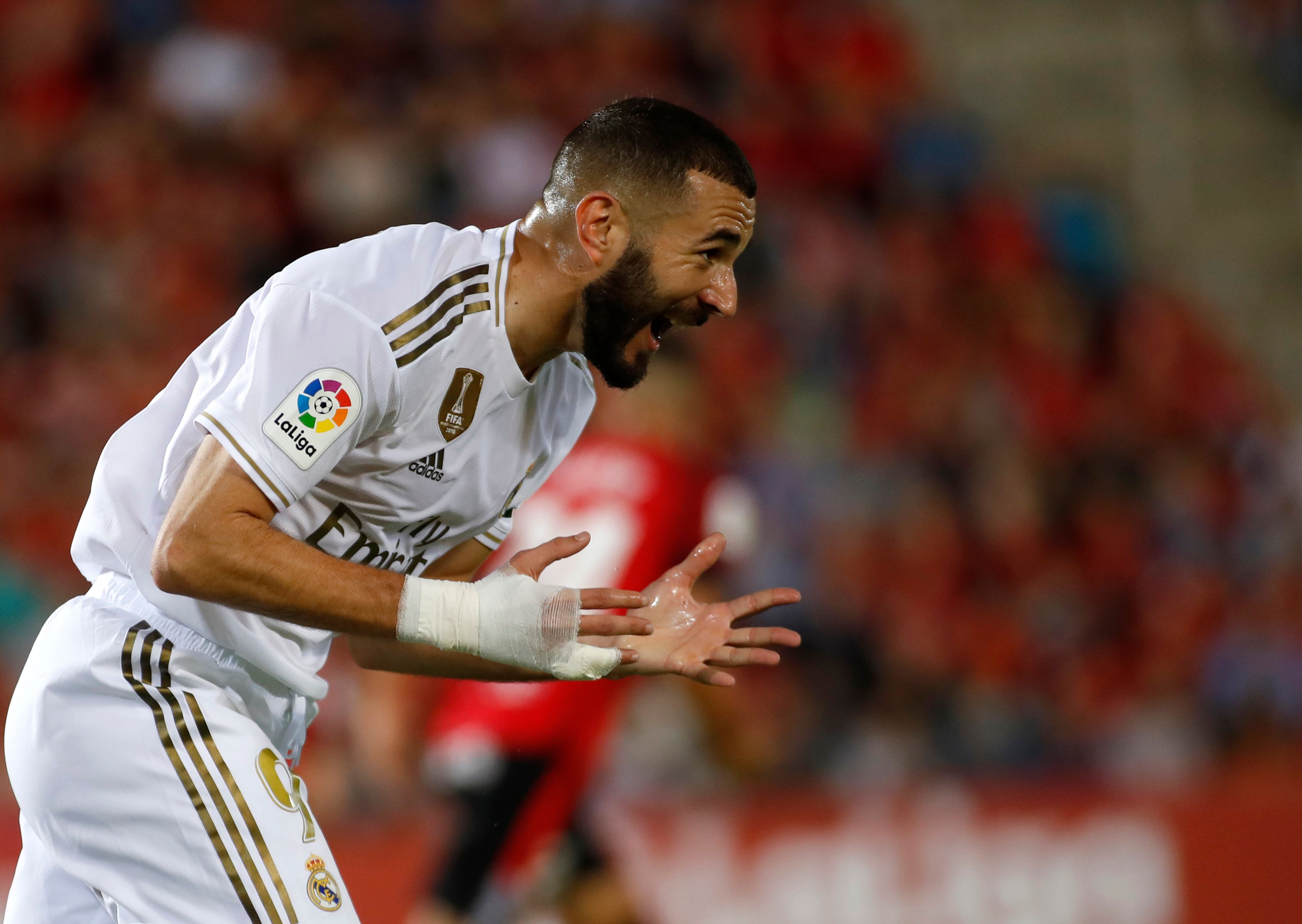 Pemain Real Madrid Karim Benzema kecewa saat ia gagal mencetak gol melawan Real Mallorca dalam lanjutan La Liga, Minggu (20/10).