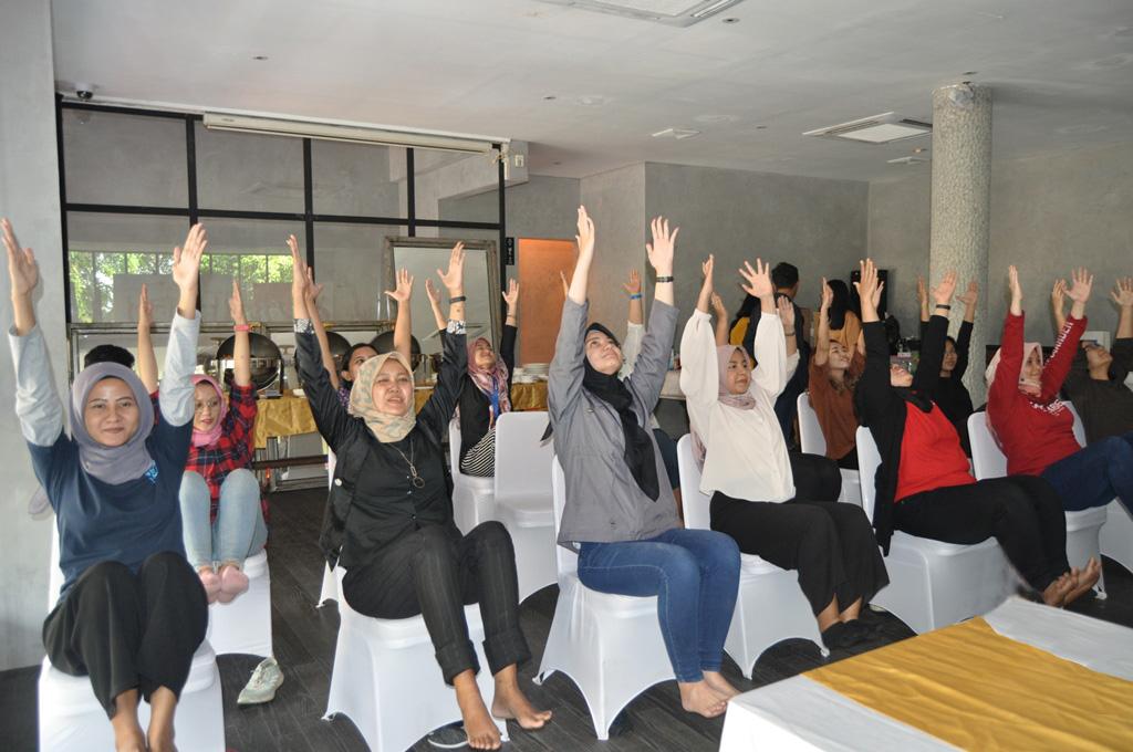 Gerakan yoga di atas kursi selama 30 menit bisa menguatkan tulang dan mencegah osteoporosis.