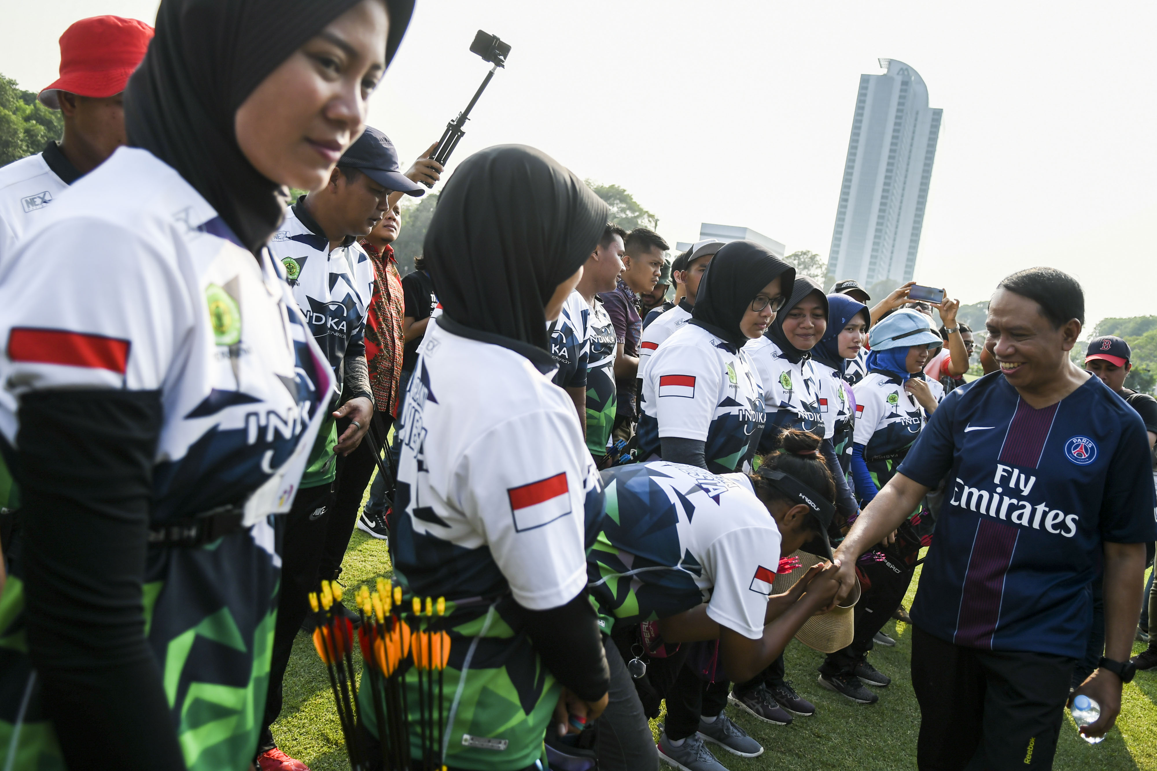  Menteri Pemuda dan Olahraga Zainudin Amali (kanan) memberi arahan kepada atlet Timnas Panahan saat mengunjungi pemusatan latihan panahan 