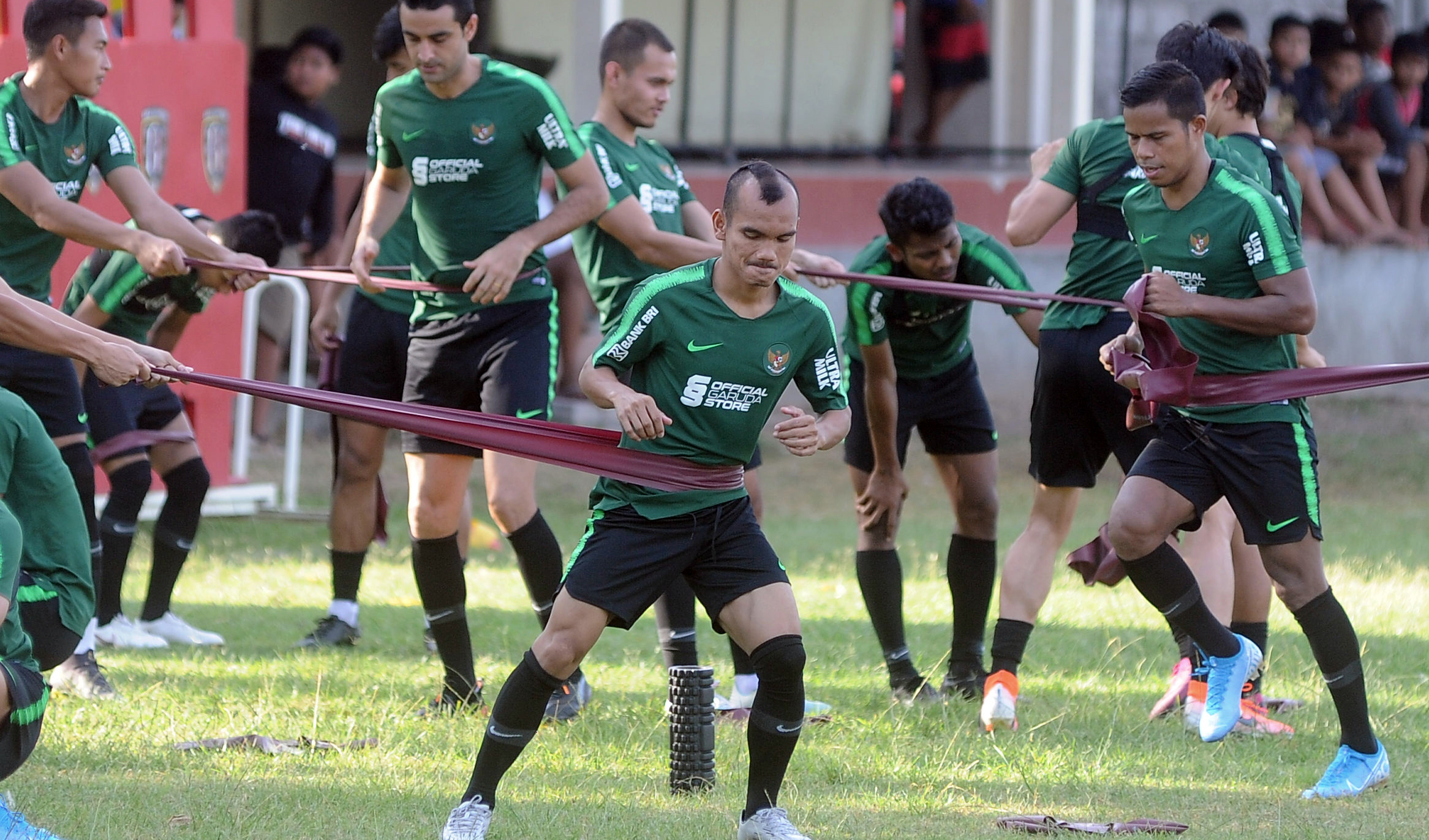  Sejumlah pemain Timnas Indonesia mengikuti latihan di Lapangan Trisakti, Legian, Bali, Minggu (13/10/2019)