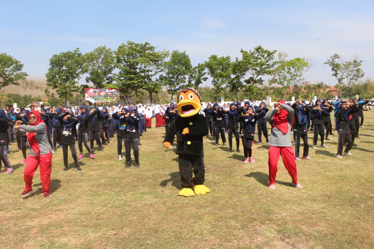 Wa Itong (tengah) maskot Porsenitas yang digelar Kabupaten Brebes