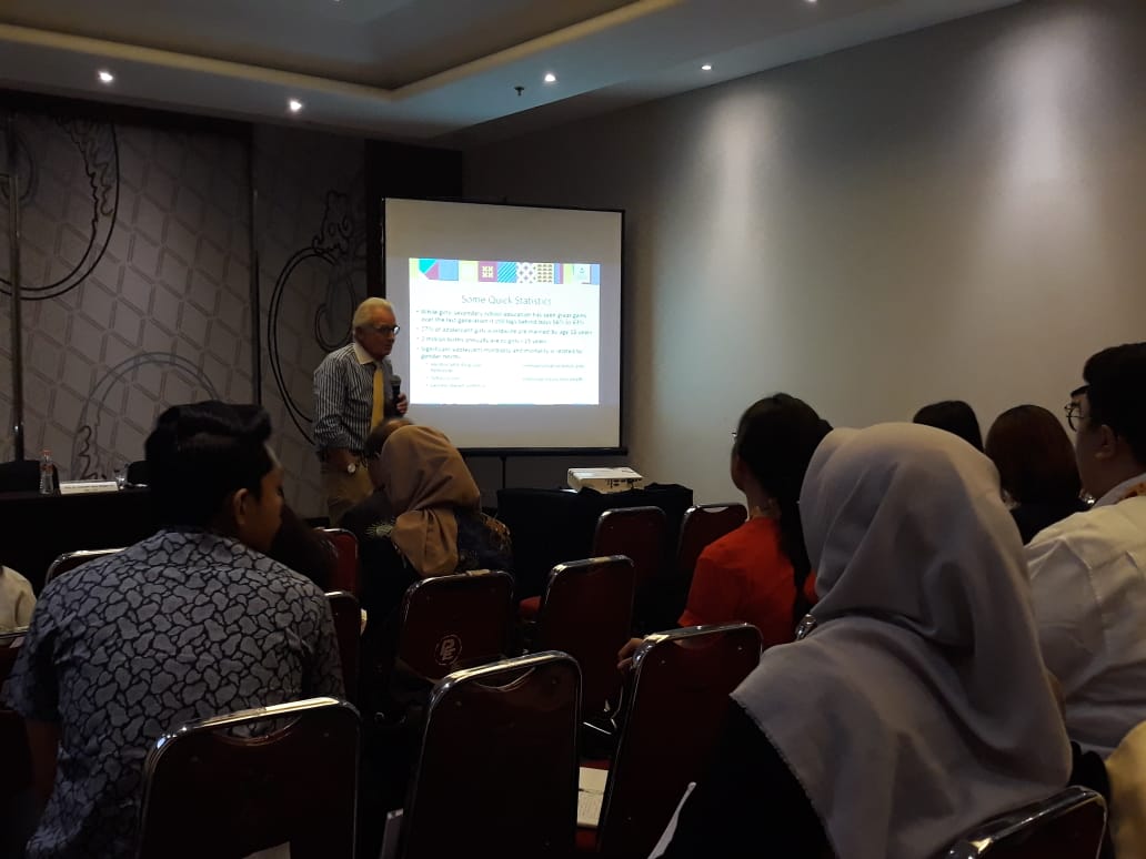 Dr Robert Wm Blum PhD menjelaskan hasil penelitian pencapaian kesetaraan gender di empat negara.